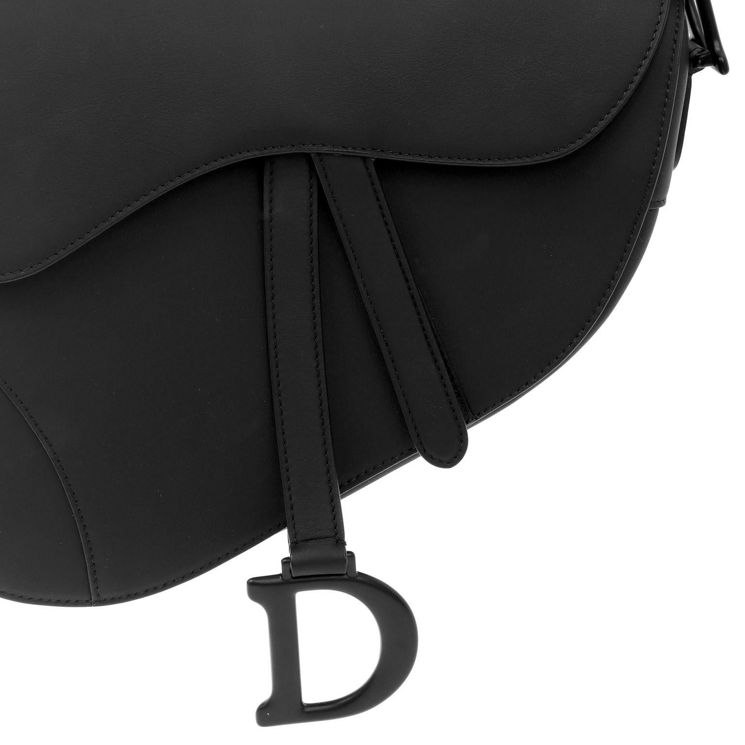 Diese authentische Christian Dior So Black Leather Saddle Bag ist tadellos.  Das kultige Design ist zeitlos in schwarzem Leder mit mattschwarzer Hardware.  Inklusive Staubbeutel. 


ACO 13688
