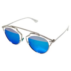 Christian Dior So Real – Sonnenbrille mit Palladium-Rahmen und blauen verspiegelten Gläsern im architektonischen Design