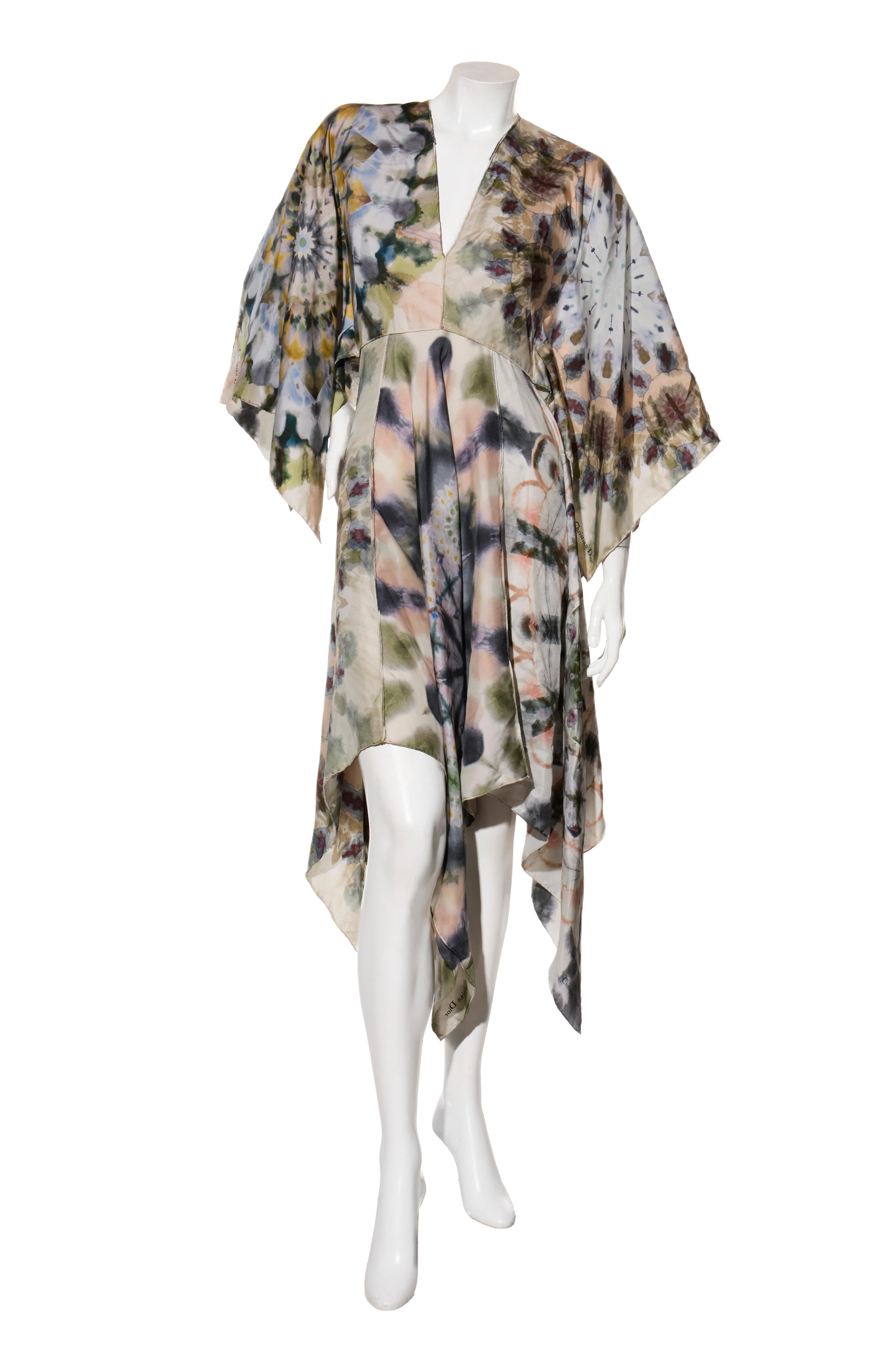 Christian Dior printemps 2019 Runway Robe en soie kaléidoscope FR 36

Cette robe Christian Dior digne d'un musée a fait ses débuts sur le podium lors de la collection de prêt-à-porter printemps 2019, sous la direction de Maria Grazia Chiuri.