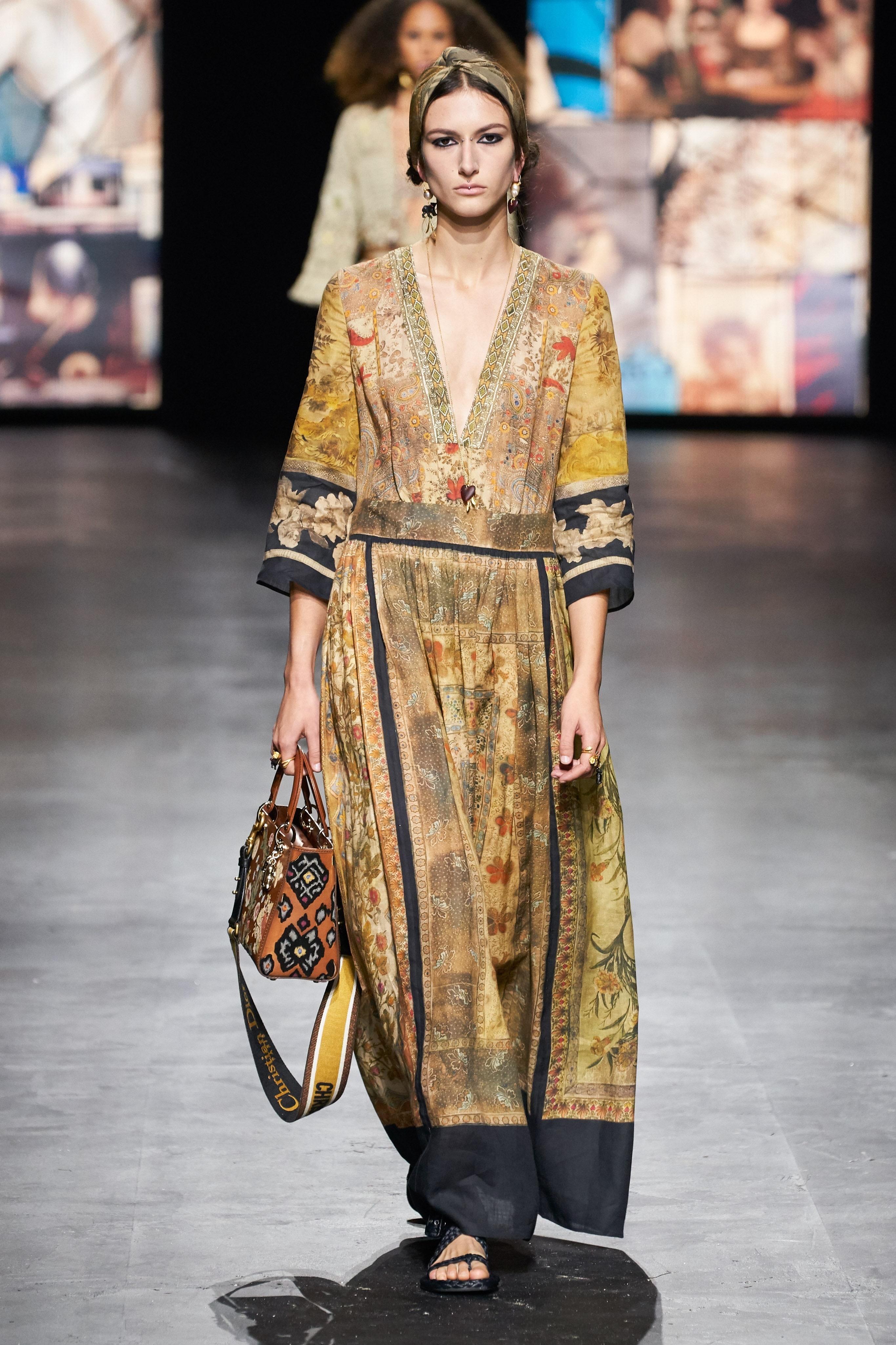 Beautiful Bohemian style maxi dress from the Spring 2021 Dior Collection.
It is crafted in a beautiful woven silk, delicate on the skin and perfect for the looks !
Retail price: €4'200 

Collection: Spring 2021
Fabric: 100% silk
Color: earth tone