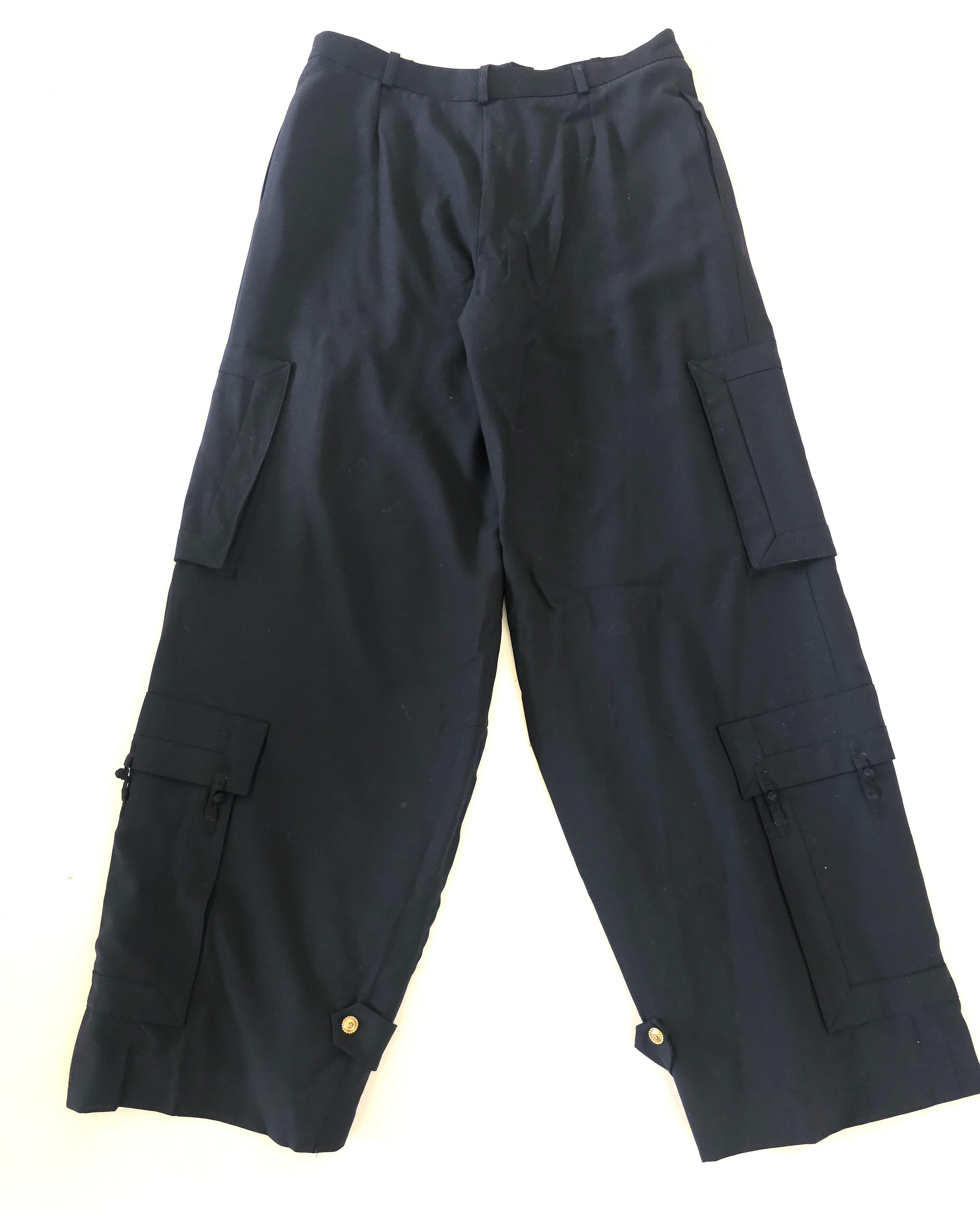 RARE Christian Dior SS2009 Schwarze Cargo-Hose - von John Galliano. 
Tauchen Sie ein in das Archiv mit dieser authentischen schwarzen Cargohose von Christian Dior aus der Kollektion Frühjahr/Sommer 2009, die unter der kreativen Leitung von John