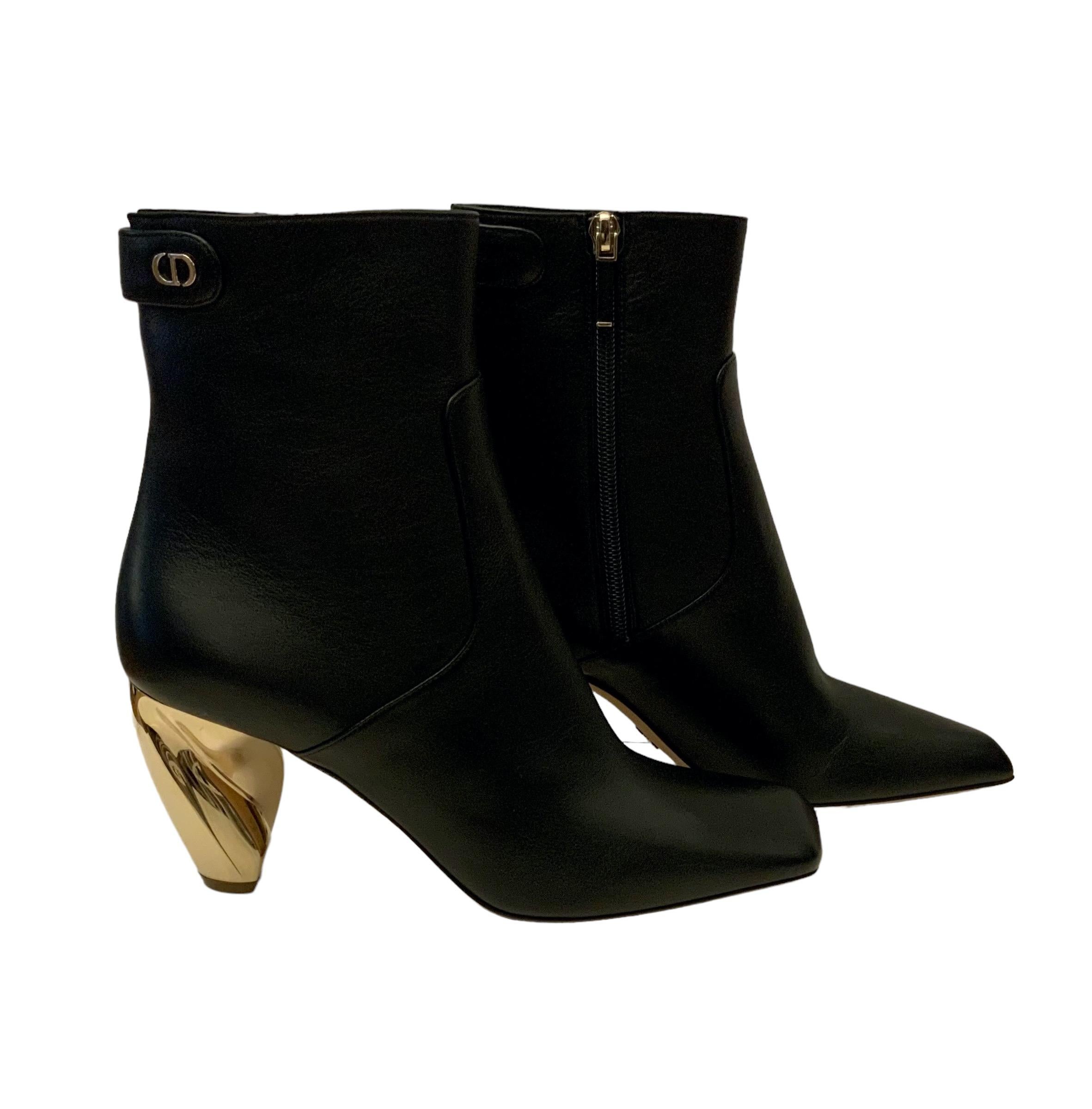 From the SS 22 collection, Maria Grazia Chiuri is reinterpreting a classic style of the CD house.
These pre-owned but new Rhodes heeled ankle boots are crafted in a black soft Calfskin leather.
They feature a gold-finish architectural heel inspired