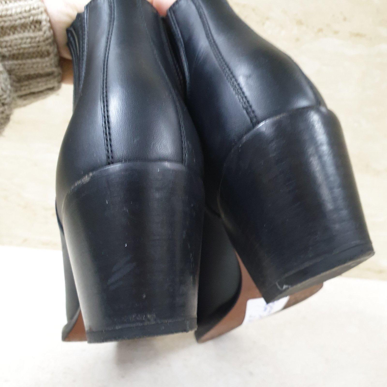 Christian Dior Leather Ankle Western Boots
Black
Pointed-Toes
Block Heels
Sz. 38
Good condition. Signs of wear seen on pics.
No box. No dust bag.