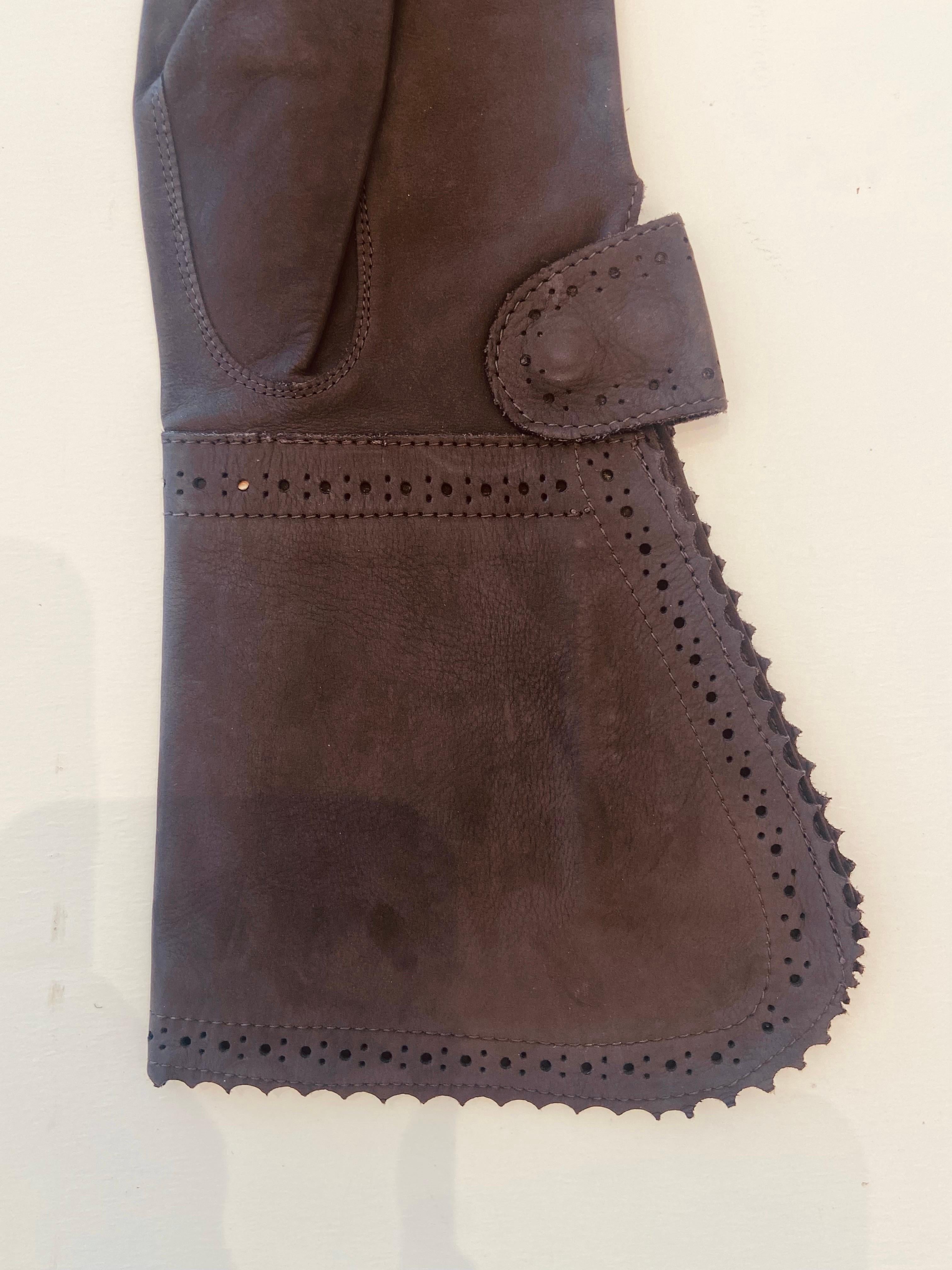 Christian Dior Steel Grey Suede Perforated Gauntlet Gloves 7 In Excellent Condition For Sale In West Palm Beach, FL