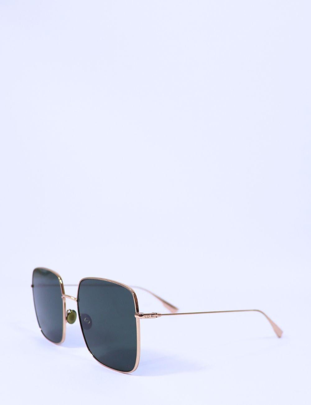 Gafas de sol cuadradas Christian Dior Stellaire1, Con lentes de forma cuadrada, logotipo grabado y protección UV.

Herrajes: Metal
Lente: Azul
Anchura de la lente: 59 mm
Puente del objetivo: 18 mm
Longitud del brazo: 145 mm
Estado general: