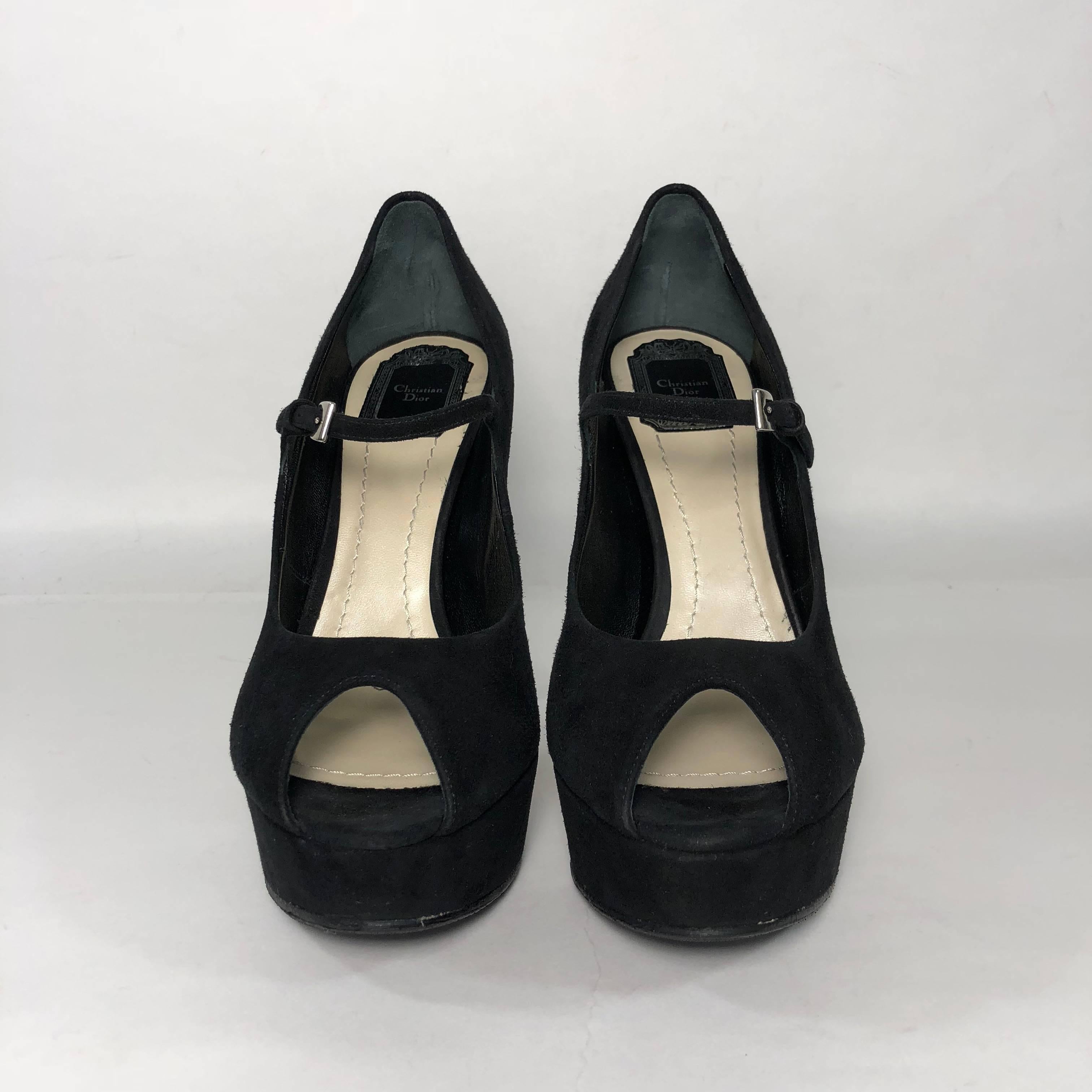 MODEL - Christian Dior Stiletto Platform Peep Toe in Black Suede

CONDITION - New!  Never Worn.

SKU - 2157

ORIGINAL RETAIL PRICE - 995 + tax

SIZE - Euro 39 or US 8.5 (Medium)

MATERIAL - Suede

HEEL HEIGHT - 5.25 inches

INTERIOR SOLE MEASURE -