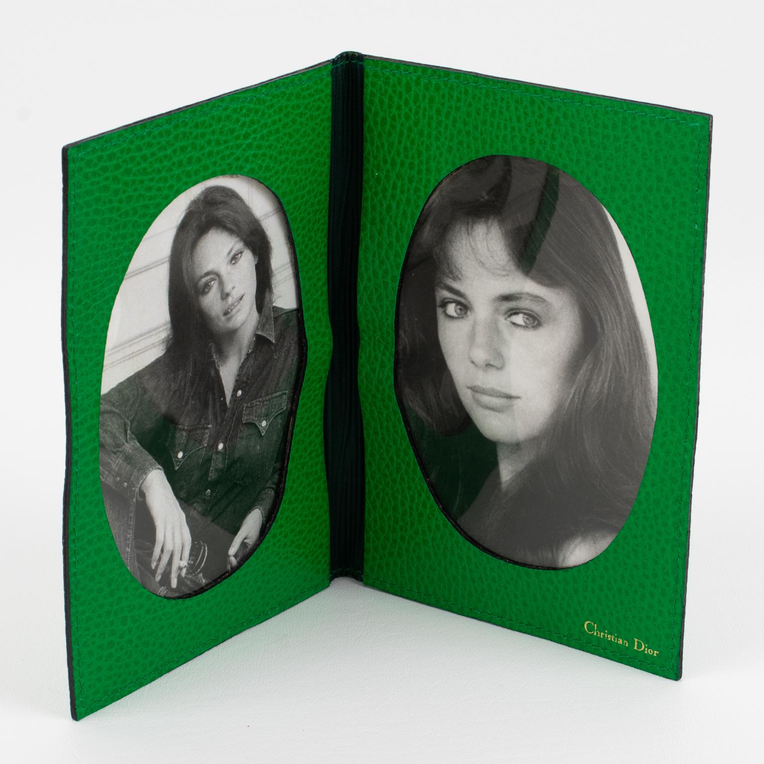 Este sofisticado marco de piel se diseñó para la colección Christian Dior Home en la década de 1990. La preciosa piel verde brillante con dibujo tiene un acabado cosido a mano. Este marco plegable de doble vista con forma de cartera es perfecto para