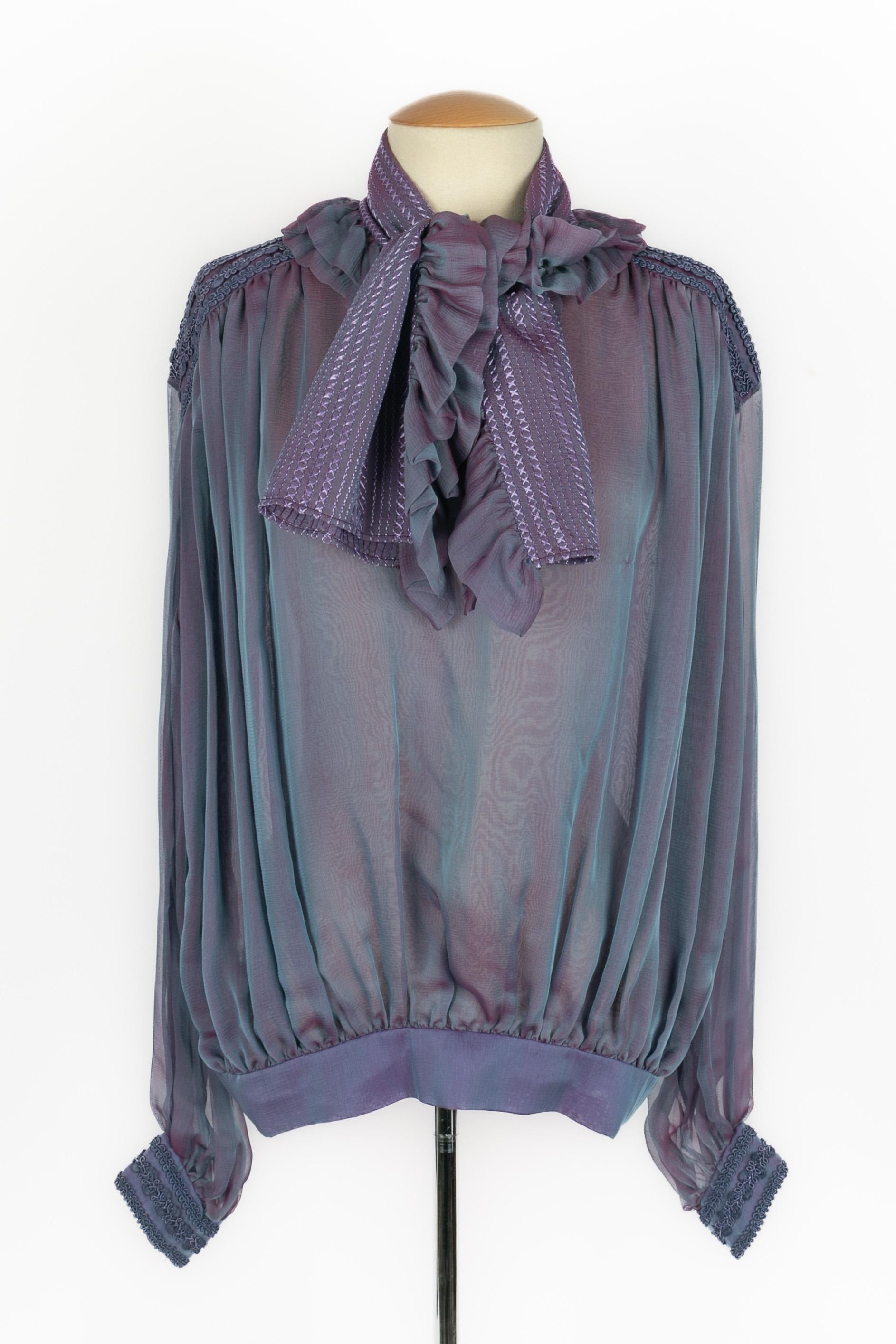 DIOR - Blusa in mussola di seta cangiante nei toni del blu e del viola, con una piccola stola abbinata. Non è indicata la taglia, ma si adatta a una 36FR/38FR/40FR. Manca l'etichetta del marchio. Collezione Autunno-Inverno 1993 sotto la direzione
