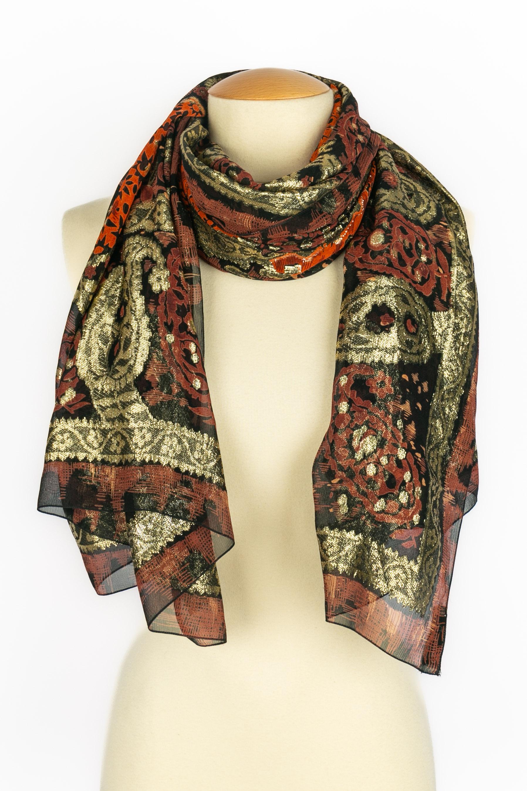 DIOR - (Made in France) Black muslin stole printed with a pattern and embroidered with golden lurex threads.

Condition:
Very good condition

Dimensions:
Length: 150 cm - Height: 120 cm

SKU:ACC220
