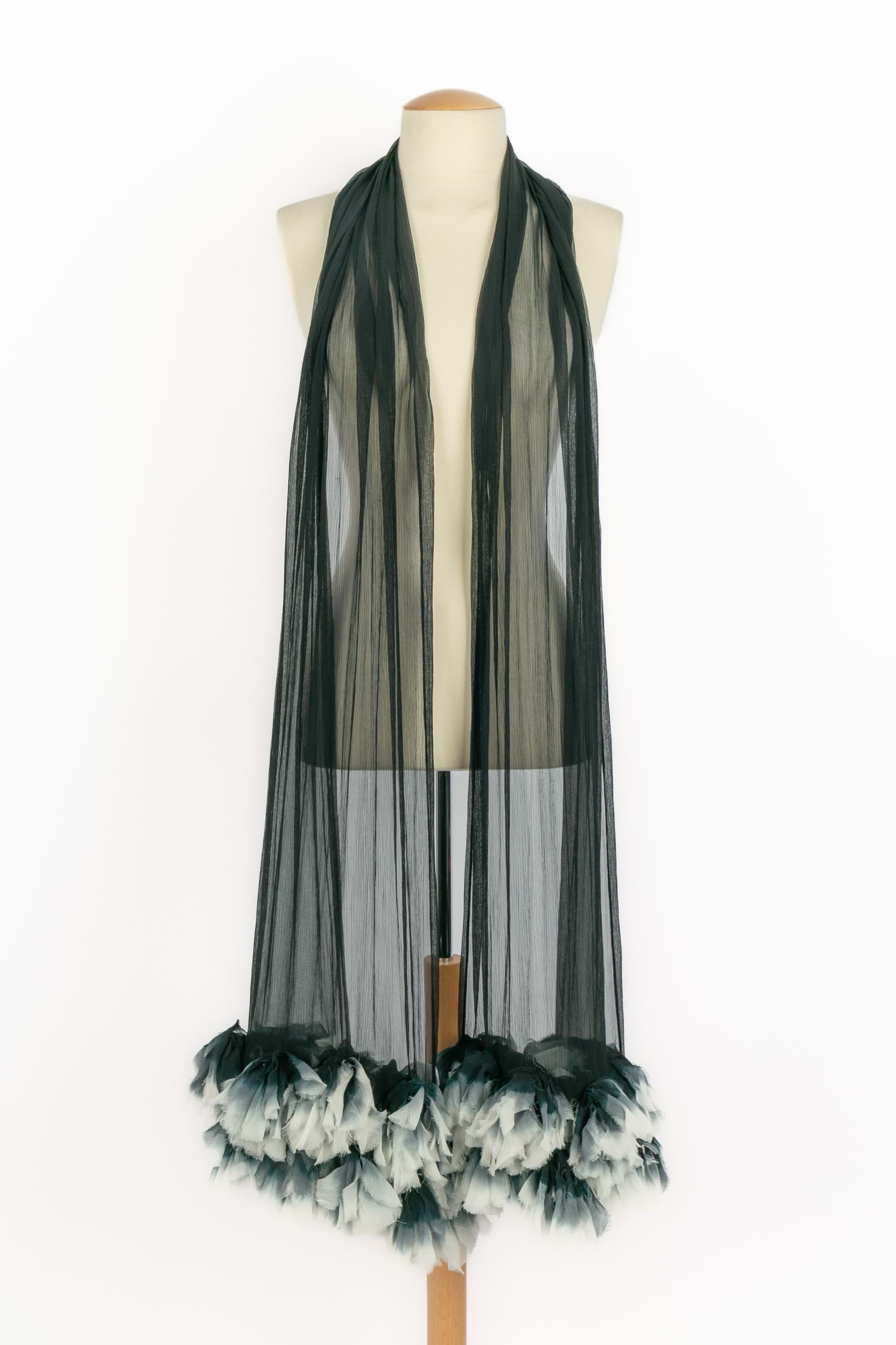 DIOR - (Made in India) Long black muslin stole edged with blue and white muslin.

Condition:
Very good condition

Dimensions:
Length: 220 cm

SKU:FFD20