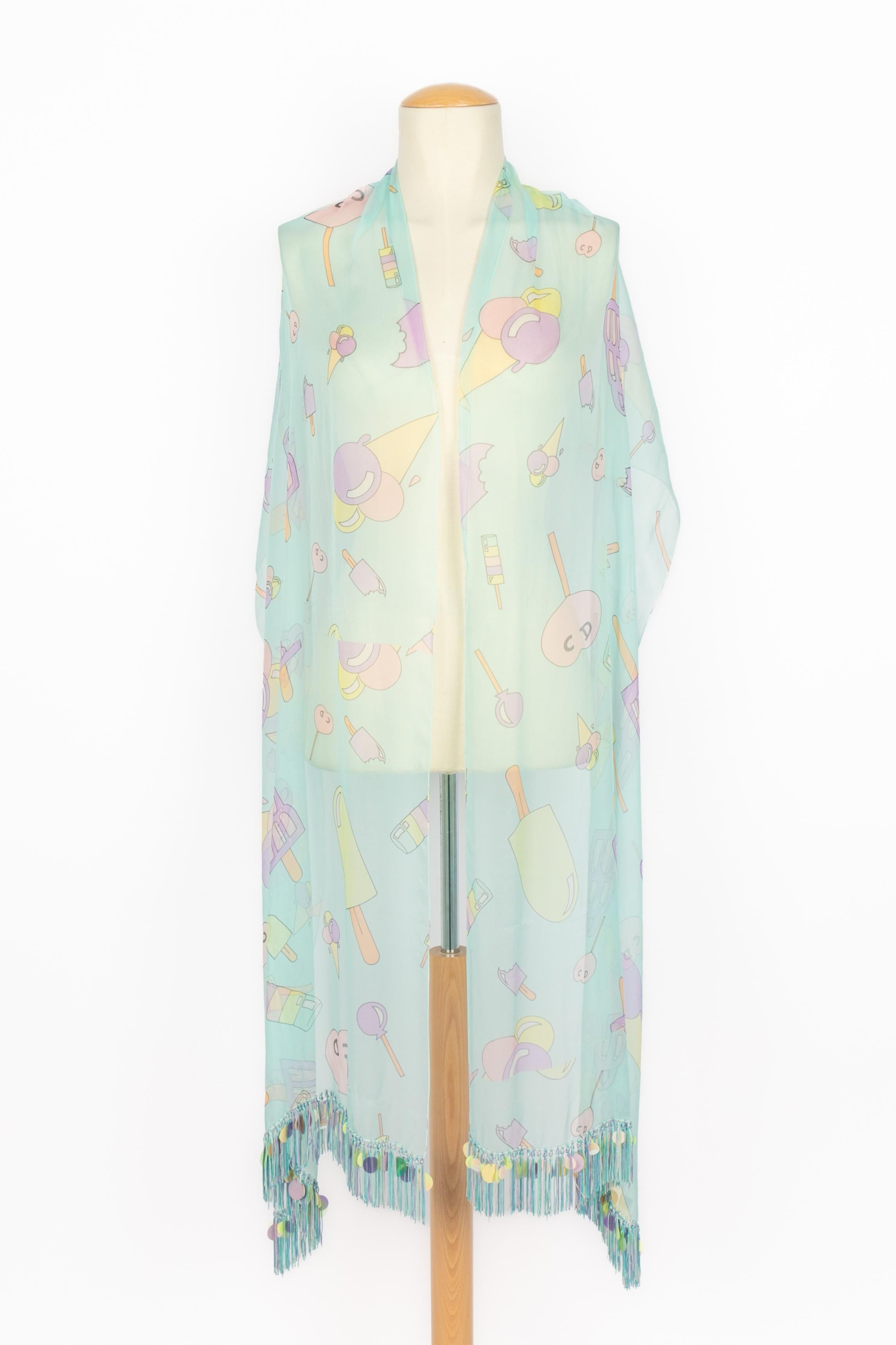 DIOR - (Made in France) Stola in seta con motivo di gelato multicolore su sfondo blu.

Condizioni:
Ottime condizioni

Dimensioni:
Lunghezza: 230 cm - Altezza: 50 cm

SKU:FFD3