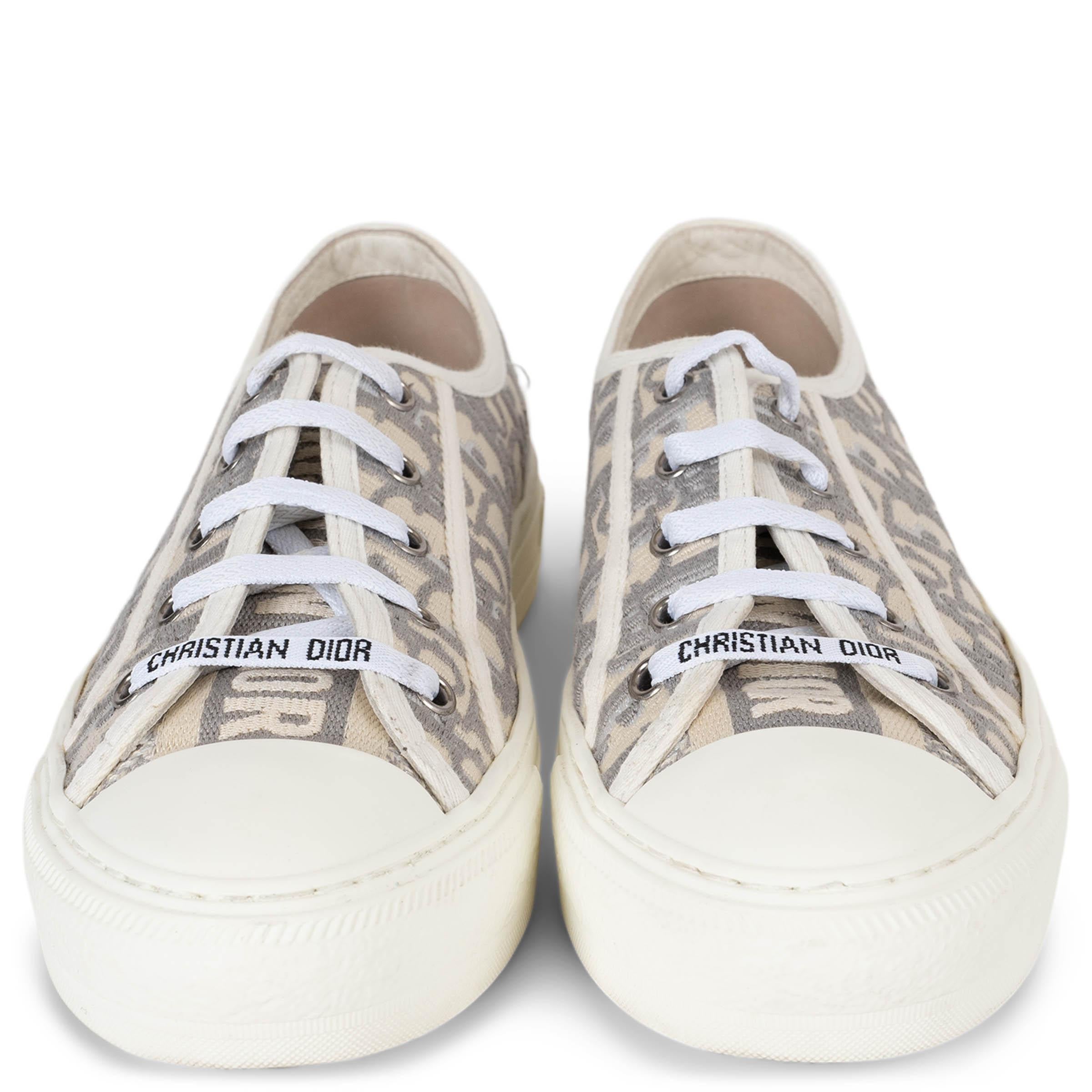 Diese 100% authentischen Christian Dior Walk'n'Dior Low-Top-Sneakers aus steingrauem, mit Oblique besticktem Baumwoll-Canvas verkörpern die zeitlose, sportliche Eleganz der Maison. Sie haben eine klassische Silhouette und verfügen über eine