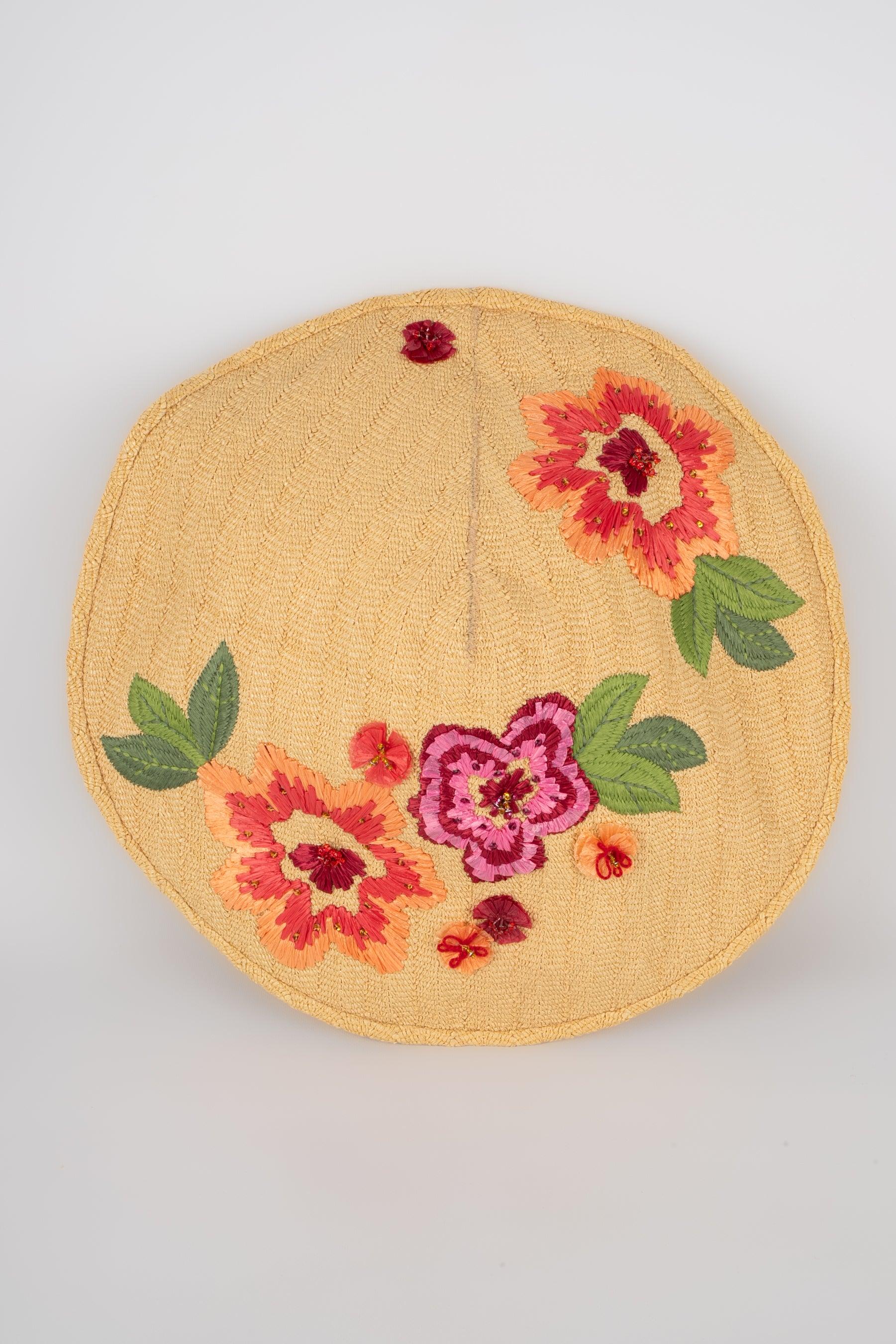 Dior - (Made in France) Straw hat embroidered with raffia flowers and pearls. 2005 Spring-Summer Collection.

Additional information:
Condition: Very good condition
Dimensions: Head circumference: 52 cm
Period: 21st Century

Seller Reference: CHP27