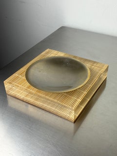 Aschenbecher im Christian-Dior-Stil aus Lucite und Rattan, italienisches Design, um 1970