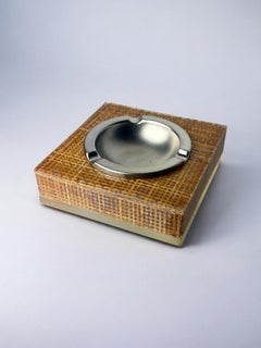 Aschenbecher im Christian-Dior-Stil aus Lucite und Rattan, italienisches Design, um 1970