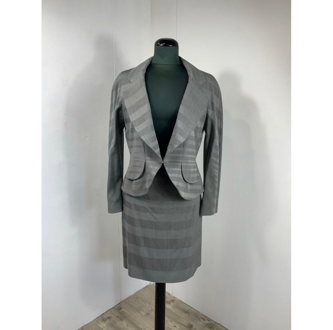 Suit Christian Dior. 90's.
The size and composition label have been cut.
We think it's a wool blend. Lined in silk.
Wearing an Italian 44/46.
The jacket measures
Shoulders 44 cm
Bust 48cm
Length 57 cm
Sleeve 60 cm
The skirt closes with a side
