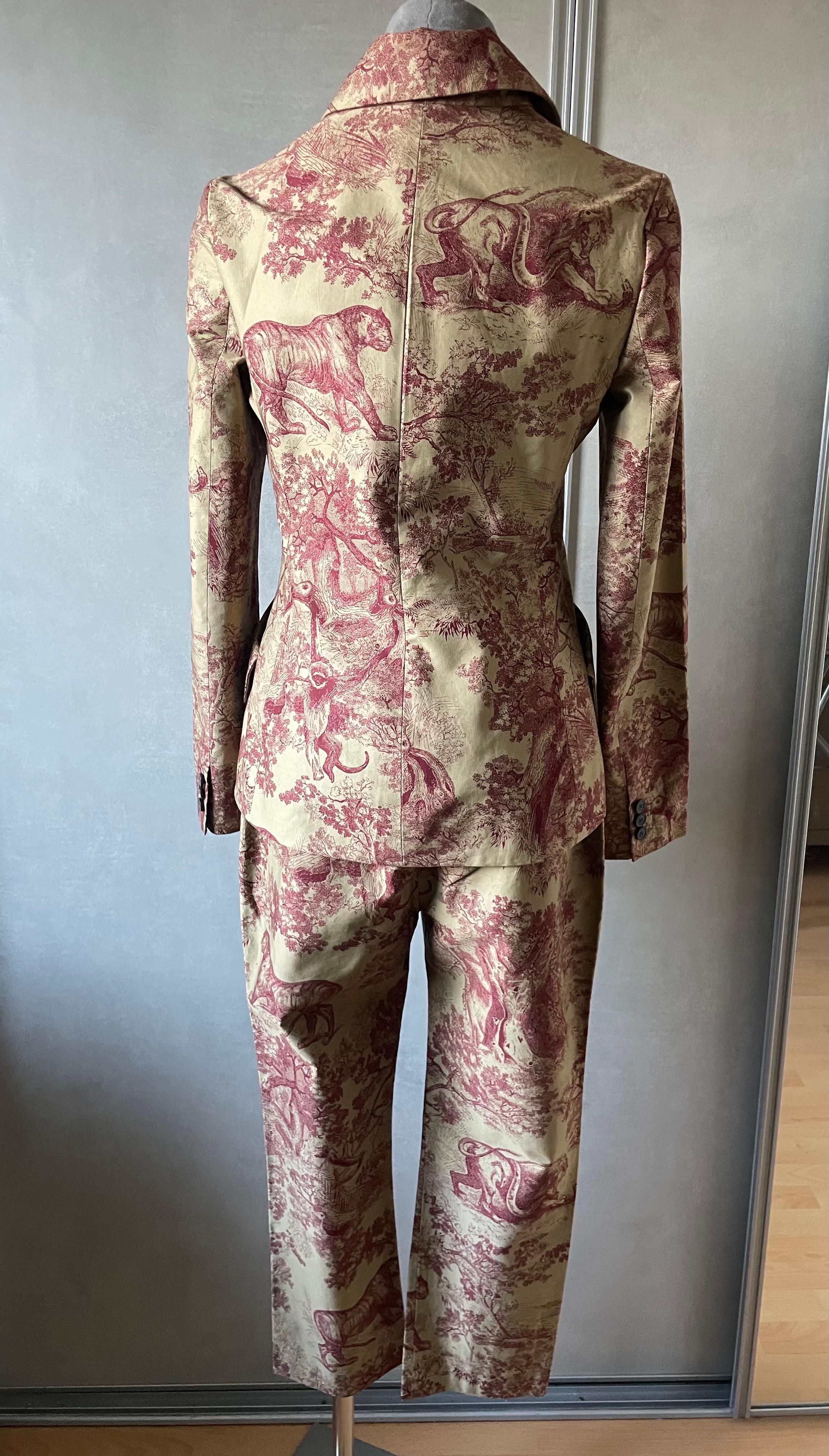 CHRISTIAN DIOR. Set di abiti. Giacca da bar con motivi toile de Jouy. Ottime condizioni. Taglia 36 FR per la giacca e 38 FR per i pantaloni.