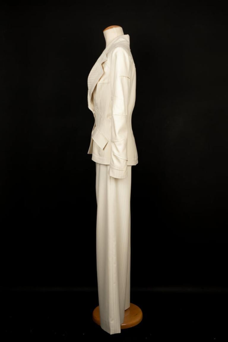 Dior - Set composed of a jacket and off-shite striped pants. Pas de taille indiquée, il correspond à un 34FR.

Additional information: 
Condition: Very good condition
Dimensions: Jacket: Shoulder width: 36 cm - Chest: 44 cm - Waist: 34 cm - Sleeve