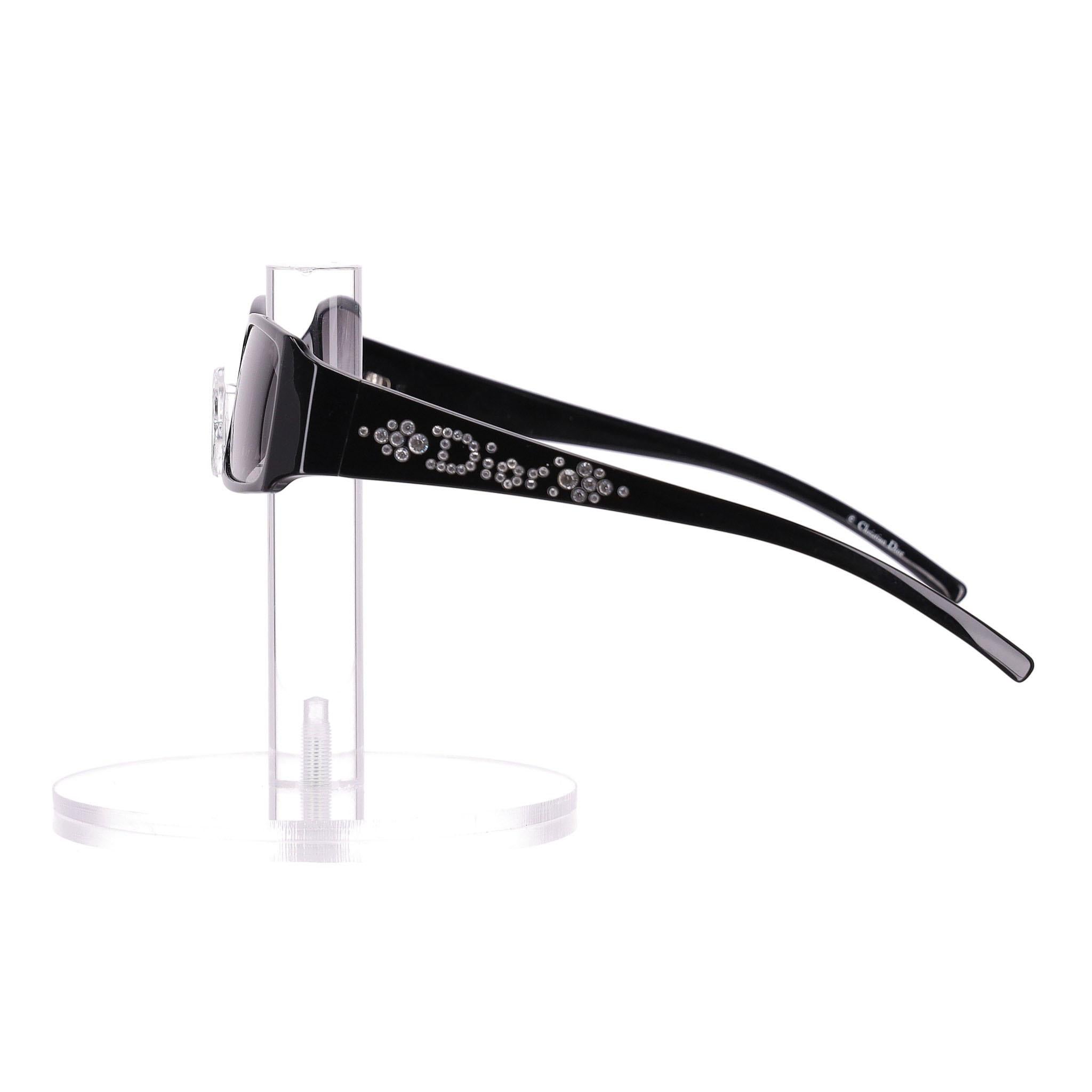 Lunettes de soleil Christian Dior avec logo en cristal sur les branches

Lunettes de soleil noires de forme rectangulaire, ornées d'un logo en cristal sur les branches.

Les verres délavés offrent une protection à 100 % contre les UVA et les