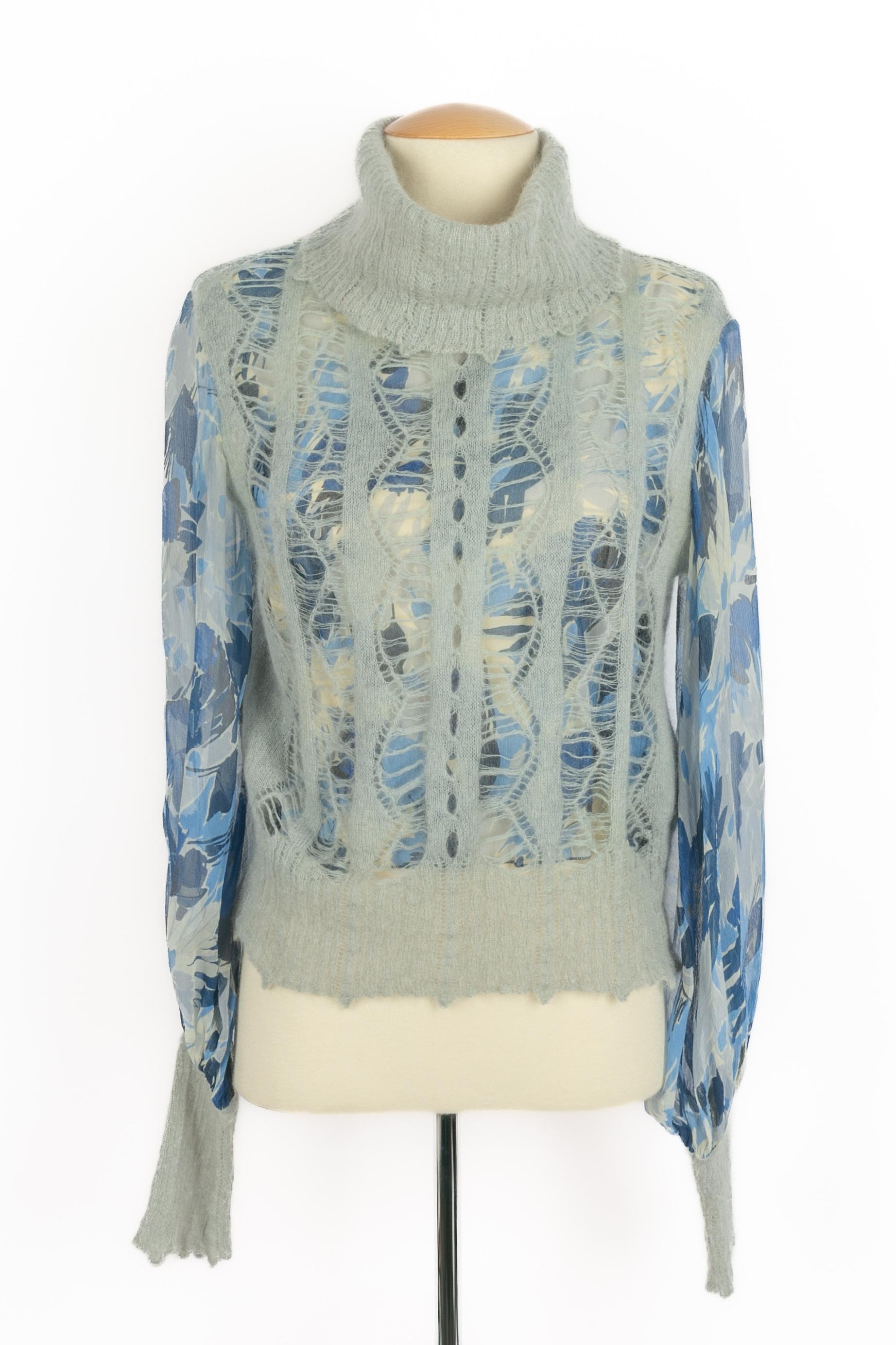 DIOR - (Made in France) Pullover aus Musselin, bedruckt mit Blumen in blauen und grauen Tönen, verziert mit einem ärmellosen Mohair-Rollkragenpullover mit geripptem Stil, in den Musselin eingenäht. Größe 38FR angegeben. Eine Collection'S um 2002,