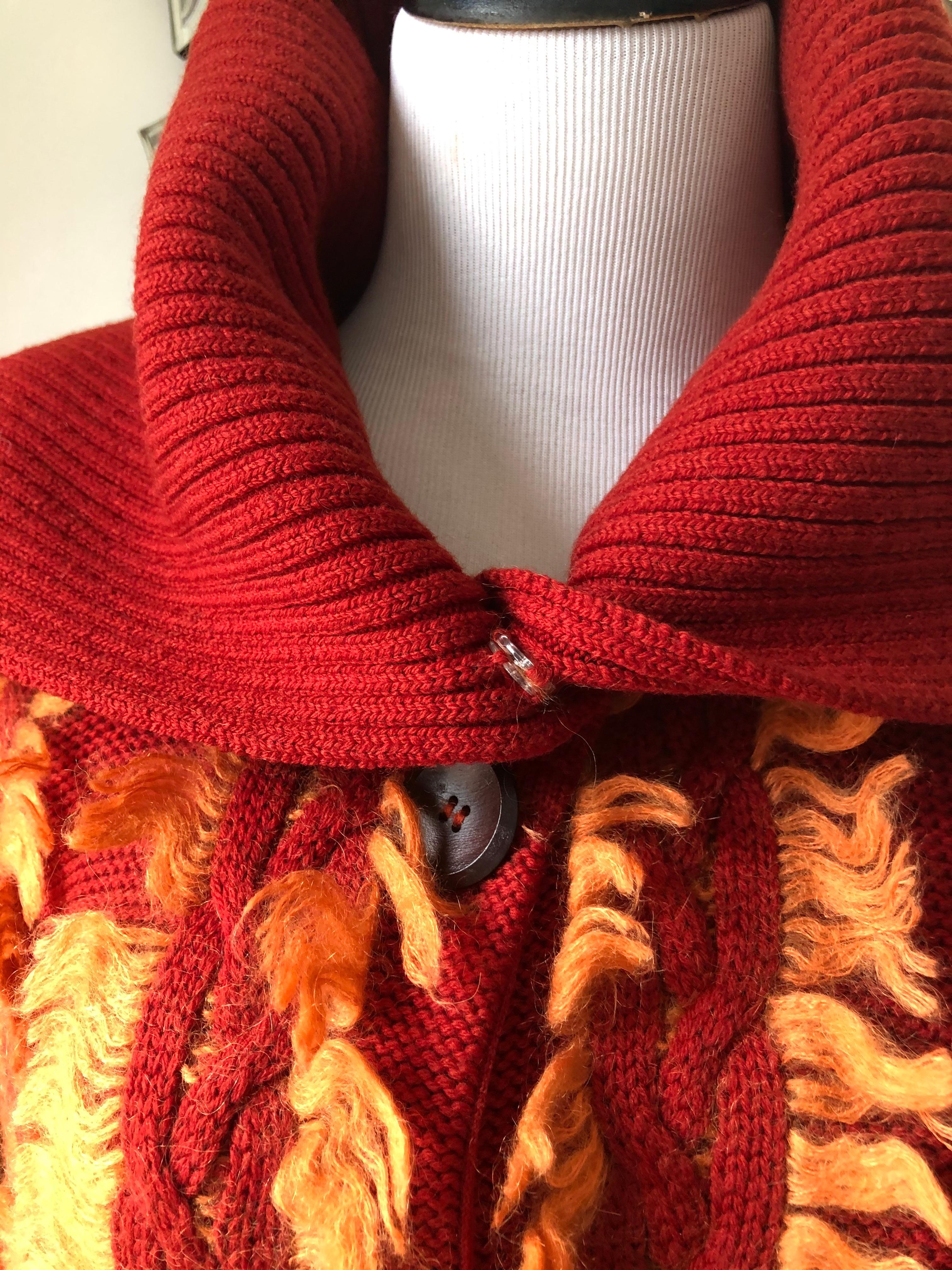 Gorgeous heavy knit in a brilliant burnt 2 tone orange.
Button front with large fringed collar. Unfinished wool ruffled like edges.
Big sleeves with cuffs.
Very good condition
Measurements
Length          20