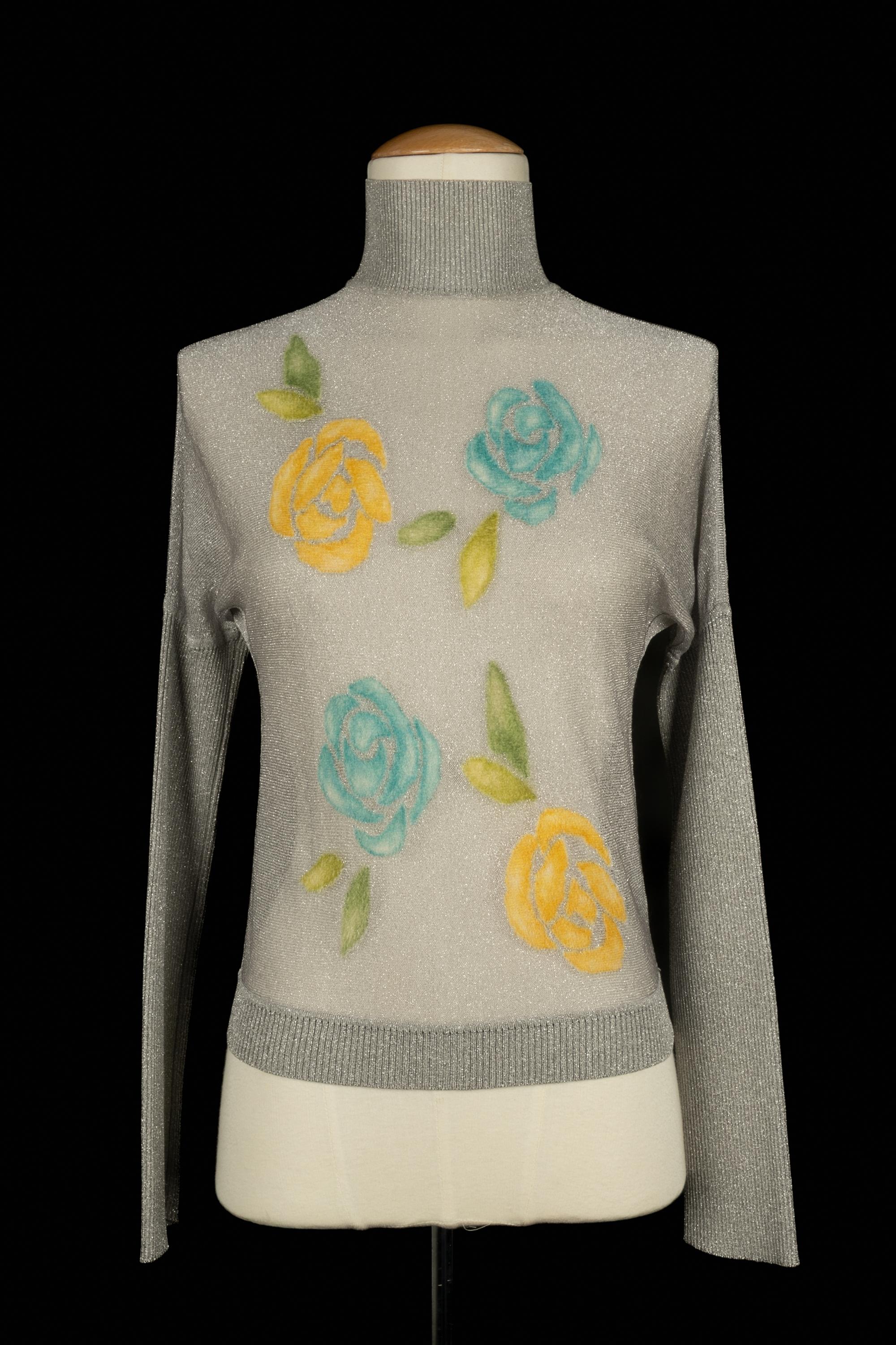 DIOR - Top à manches longues en fil de lurex argenté décoré de fleurs jaunes et bleues. Pas de marque ni de Label, il correspond à un 36FR/38FR. Collectional automne-hiver 1998 sous la direction artistique de John Galliano.

Condit :
Bon