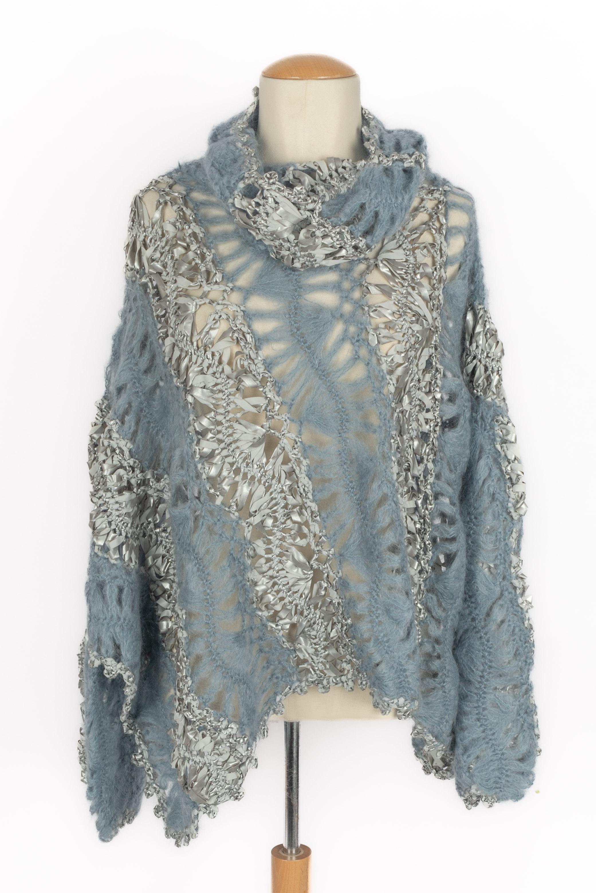 DIOR - (Fabricado en Francia) Jersey de ganchillo de mezcla de mohair azul con lazo de ganchillo plateado. Se indica la talla M. Colección Otoño-Invierno 2000 bajo la dirección artística de John Galliano.

Estado:
Muy buen
