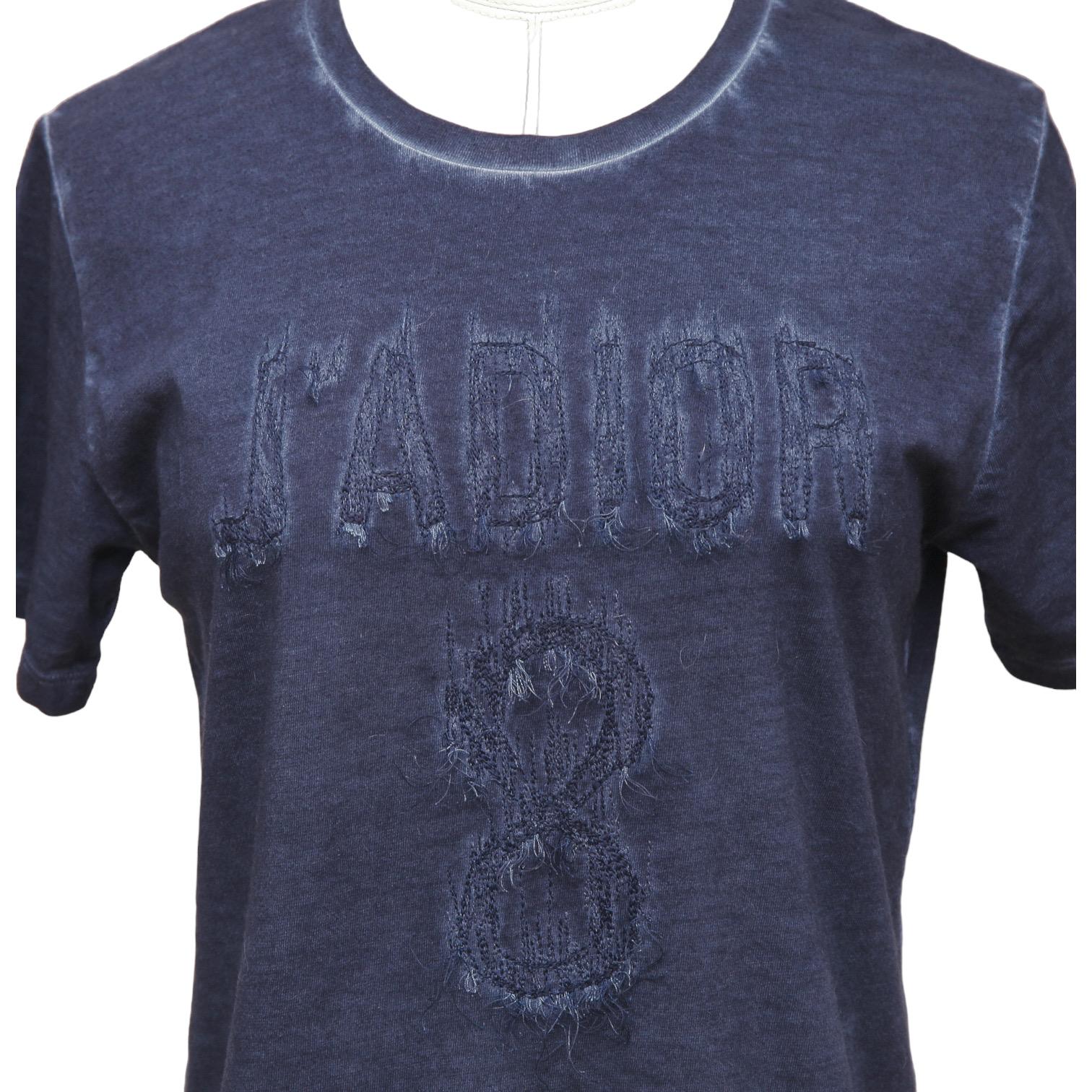 GUARANTEED AUTHENTIC CHRISTIAN DIOR NAVY J'ADIOR 8 T-SHIRT

Design:
- J'Adior 8 logo t-shirt in a navy blue tie-dye.
- Fringe design to the logo.
- Crew neck.
- Short sleeve.
- Slip on.

Size: XS

Material: 85% Cotton, 15% Linen

Measurements