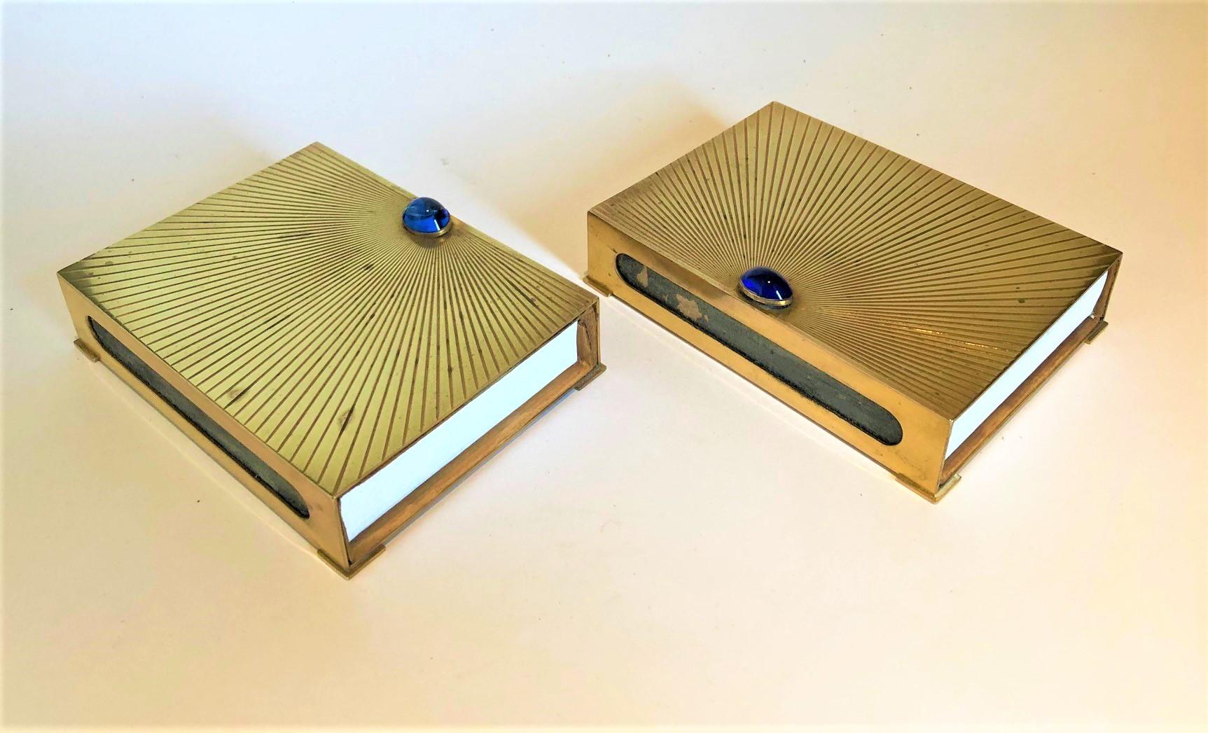 Cajas doradas Vesta de mesa Christian Dior para Matches. Francia, años 50.
Precioso par de cajas doradas de Christian Dior. Tienen una piedra azul en cada una.
Perfecto para cualquier mesa de centro o escritorio.
Ambos llevan la marca Christian