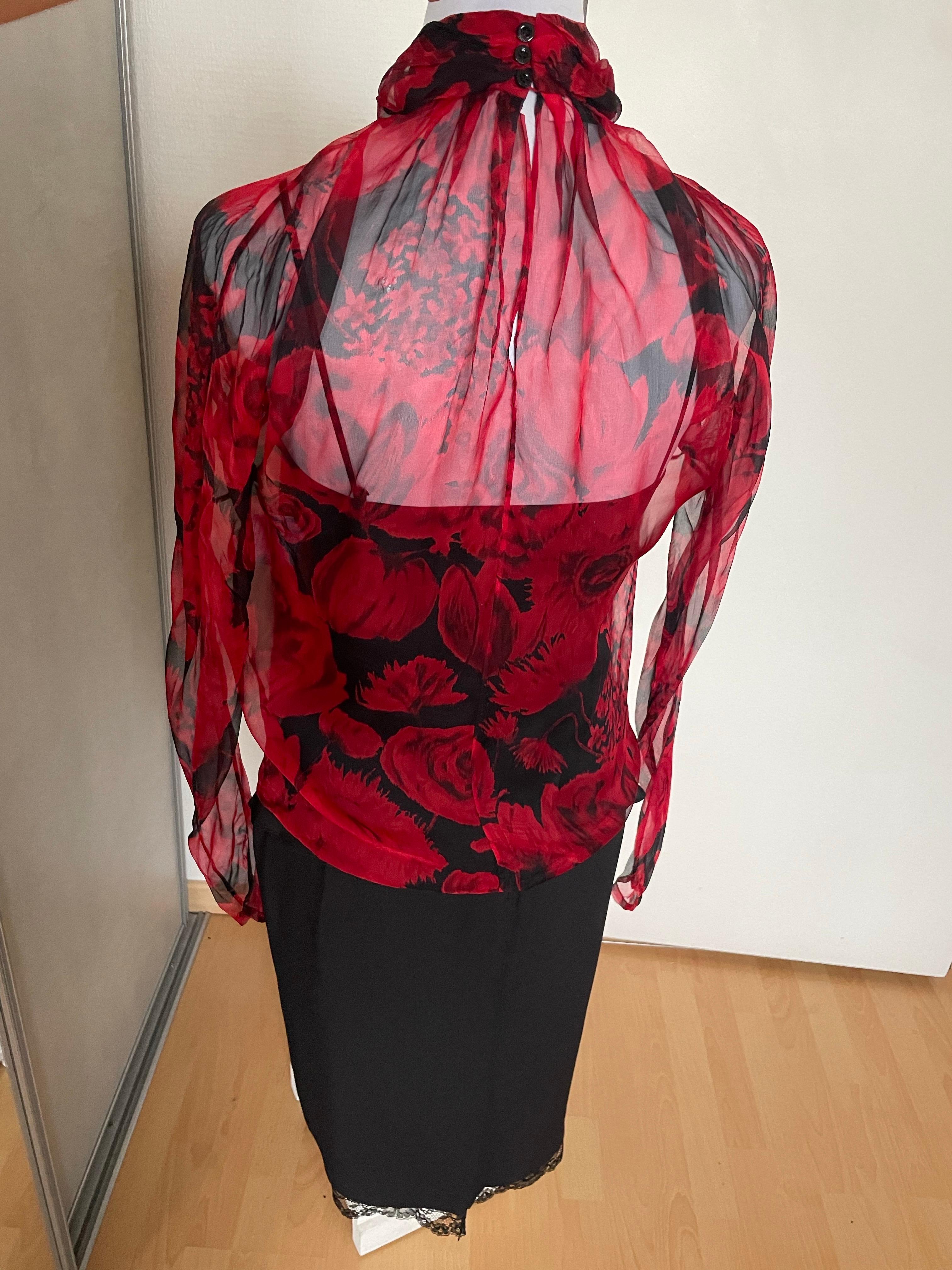 Un bellissimo set composto da una camicetta di seta. Una canotta per la trasparenza della camicetta e una graziosa gonna con pizzo. comme neuve. taille 38.