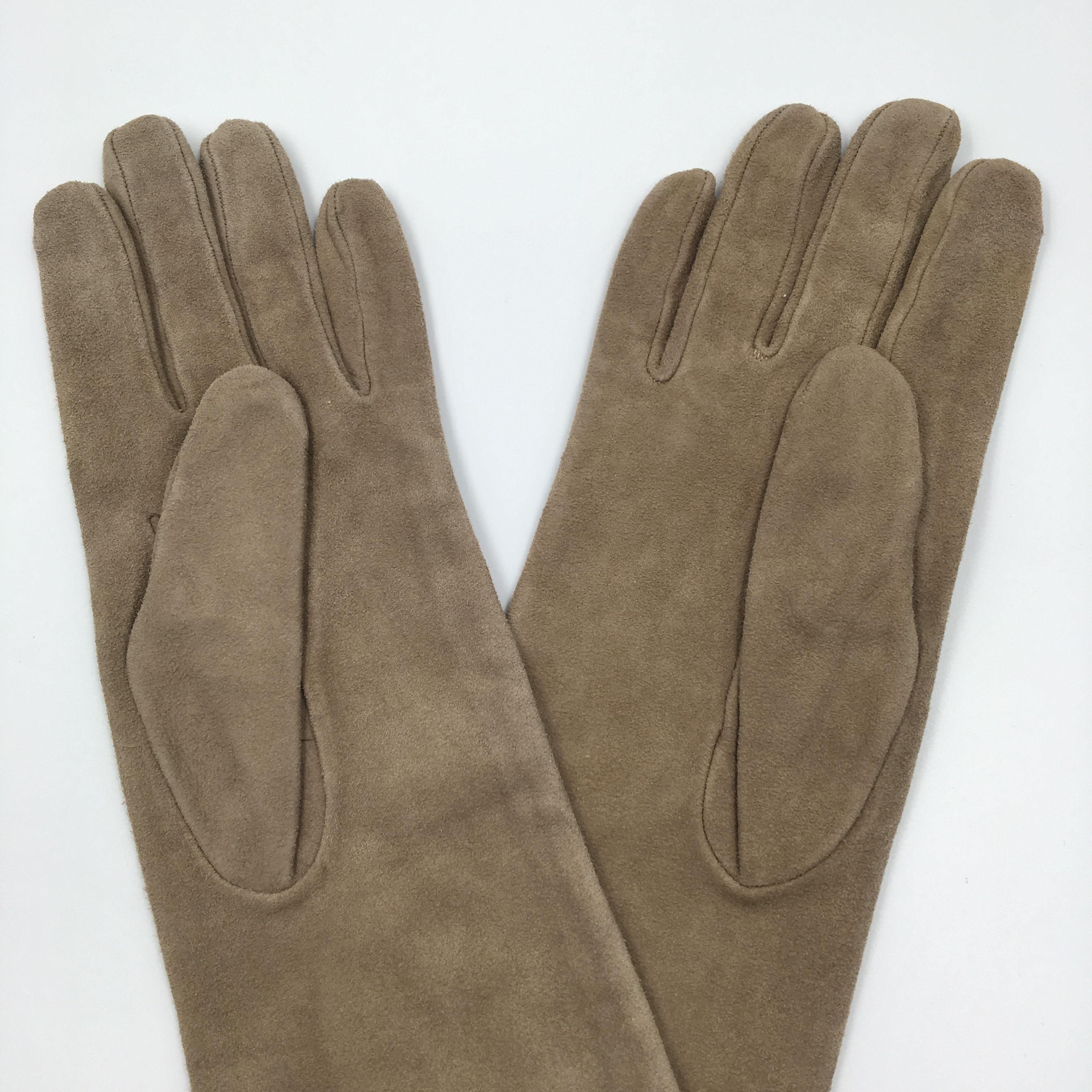 Christian Dior Tan Suede and Lace Trimmed Elbow Length Gloves NWT (Gants longueur coude en daim et dentelle) Unisexe en vente