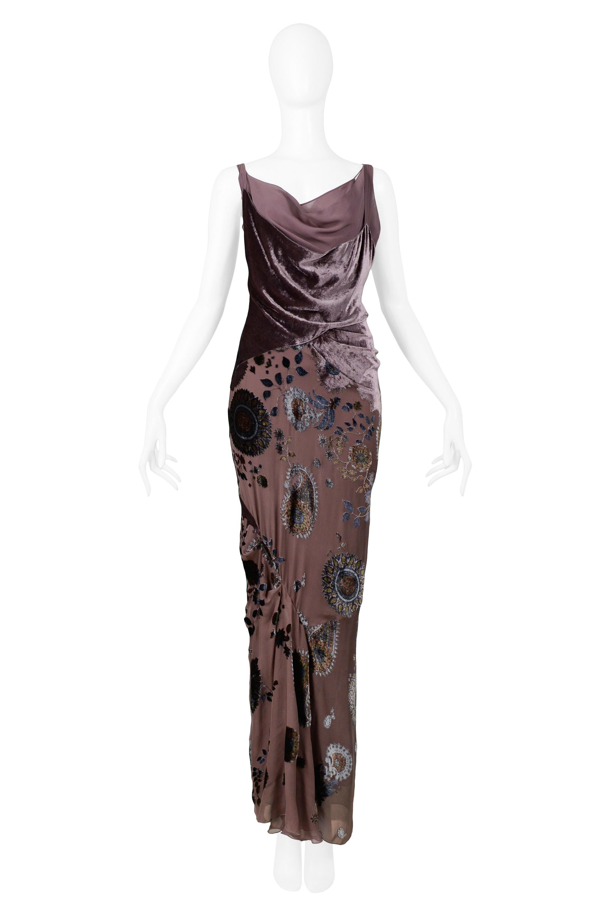 Resurrection a le plaisir de vous proposer cette robe vintage Christian Dior by John Galliano en velours taupe présentant un corsage asymétrique en velours et mousseline de soie, une jupe à fleurs multicolores burnoutées avec un panneau froncé, et