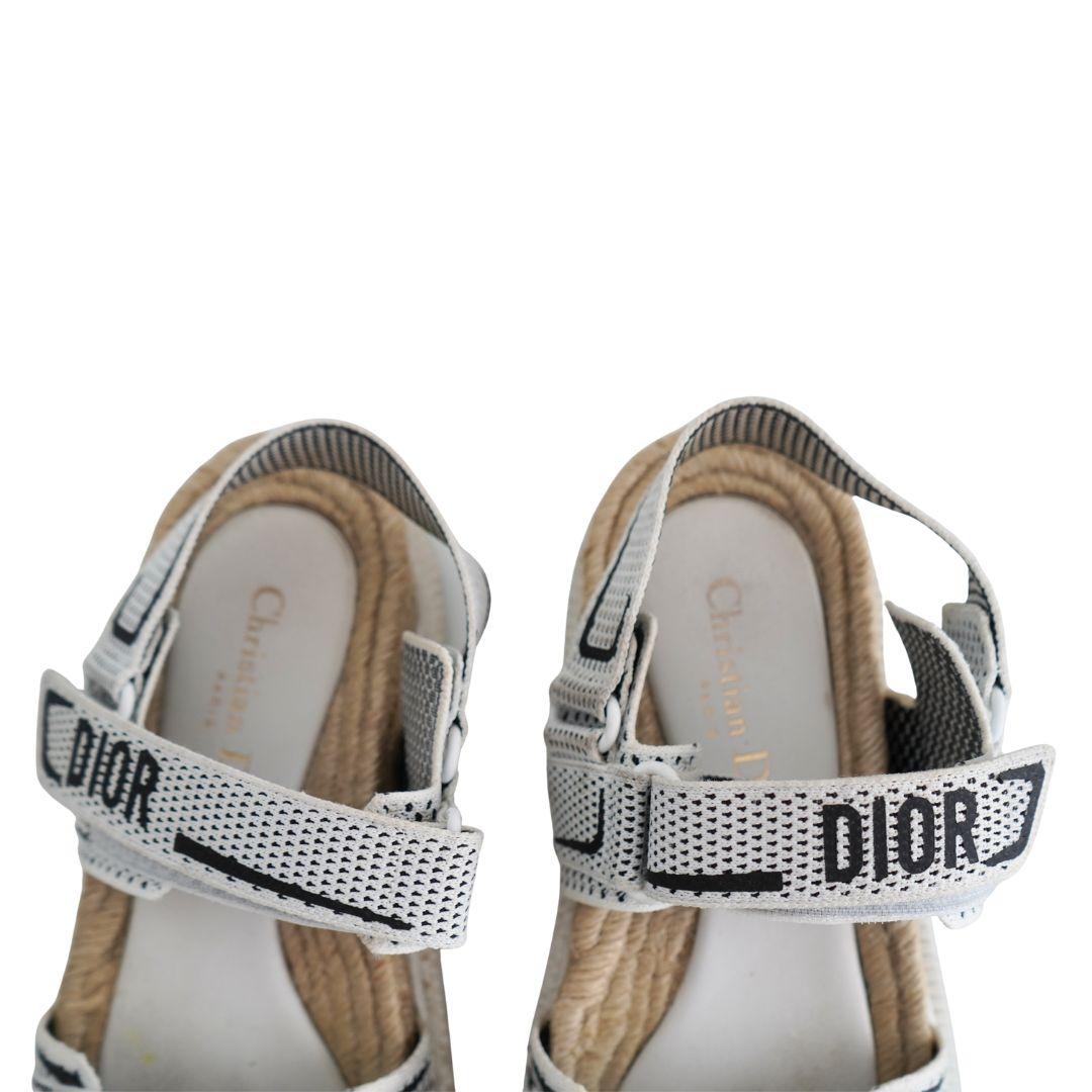 Sandalias Dioract de punto técnico de yute Christian Dior 
Talla 38
Buen estado general, tiene algún desgaste propio del uso, se puede limpiar profesionalmente. 
Doble cierre de velcro.
Plataforma pequeña.