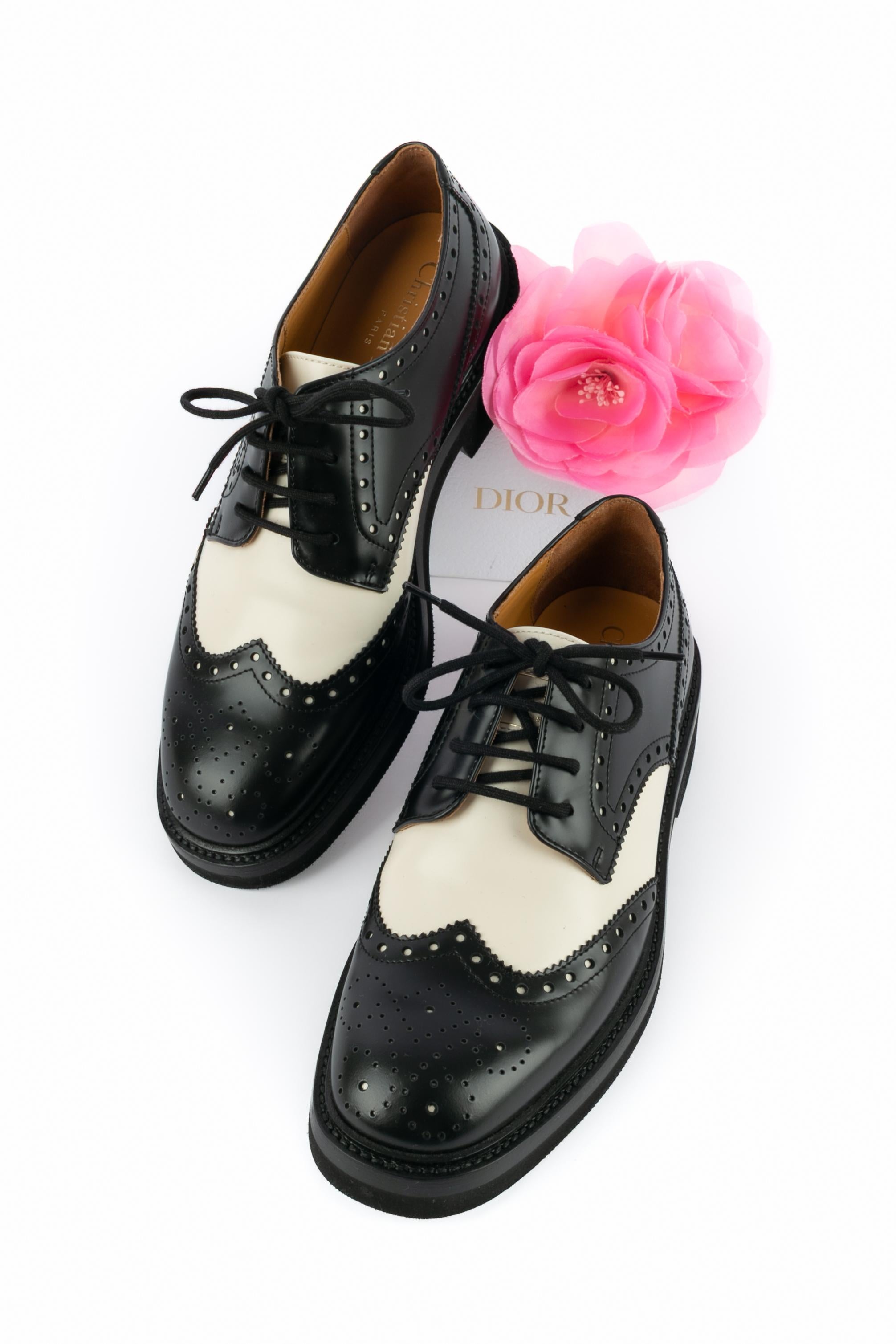 DIOR - (Made in Italy) Teddy-D Derbies aus schwarzem und weißem Leder. Größe 36,5 angegeben.

Bedingung:
Sehr guter Zustand

Abmessungen:
Absatzhöhe: 3 cm

SKU:CH111