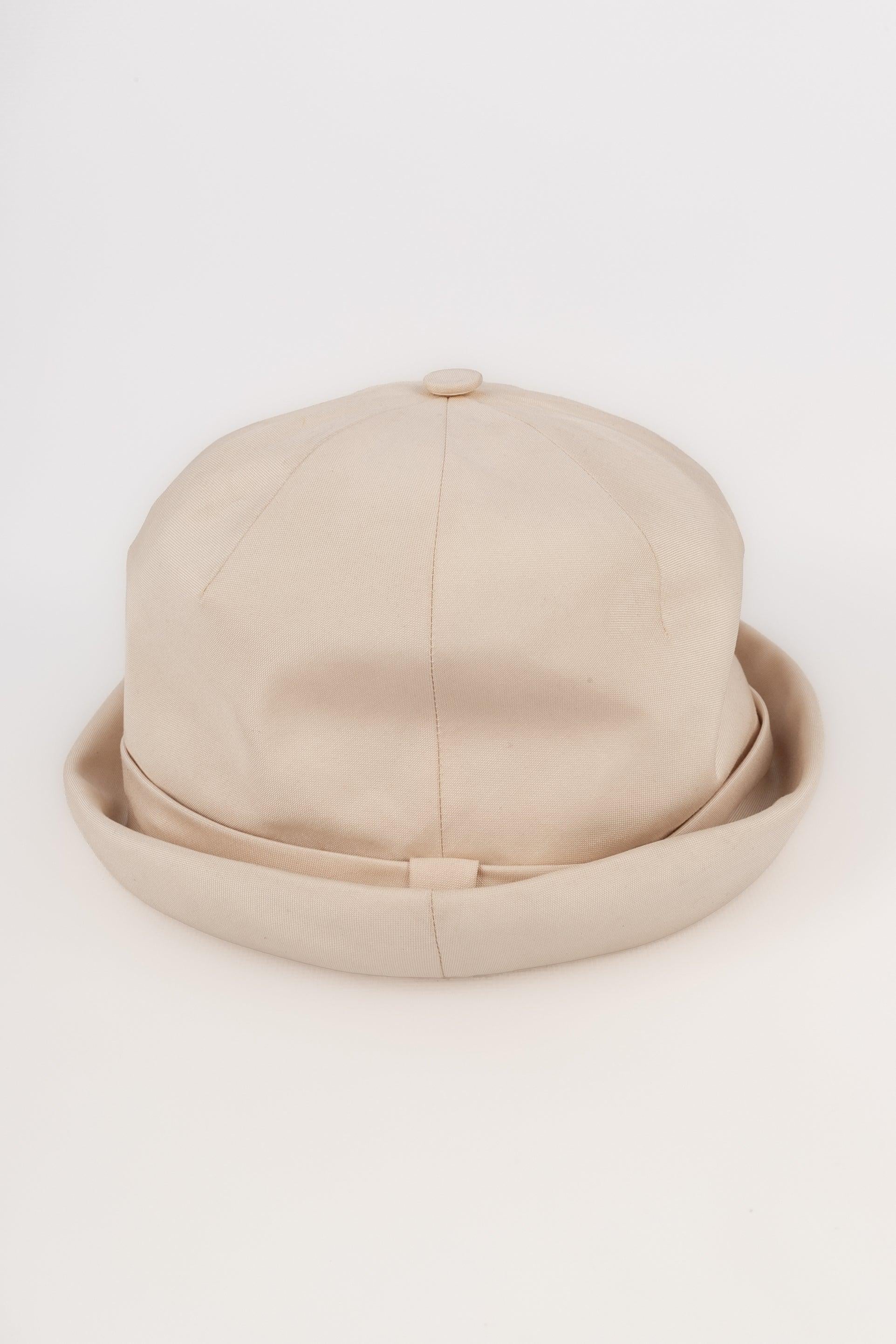 Dior - Tiny off-white hat.

Additional information:
Condition: Very good condition
Dimensions: Head circumference: 54 cm

Seller Reference: CHP36