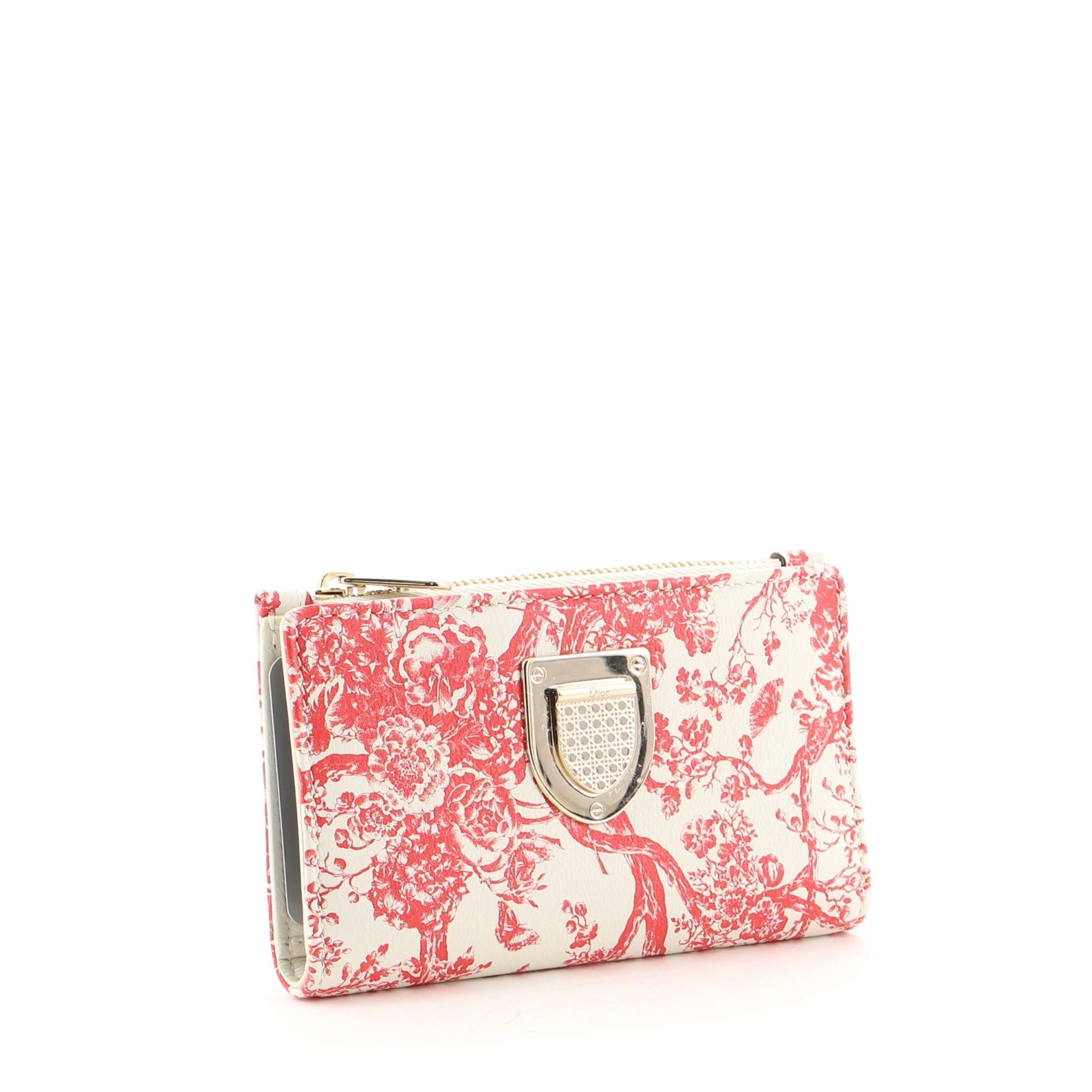 Christian Dior Toile de Jouy Diorama Compact Wallet Calfskin
Neutral, Print, Red

Condition Details: Minor darkening on exterior wax edges, glue stains in interior, scratches on hardware.

50996MSC

Height 3