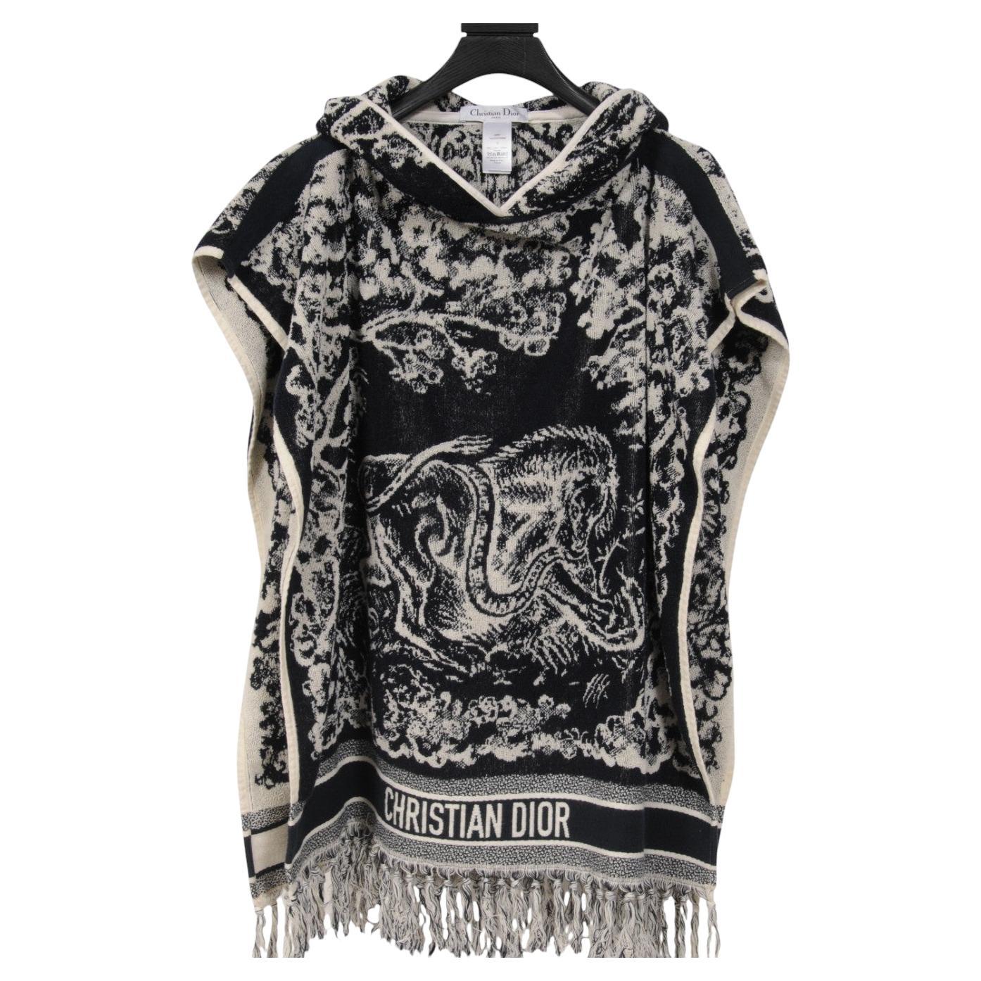 Christian Dior Toile De Jouy Poncho con logo e cappuccio con frange stampate Christian White Cotone in vendita