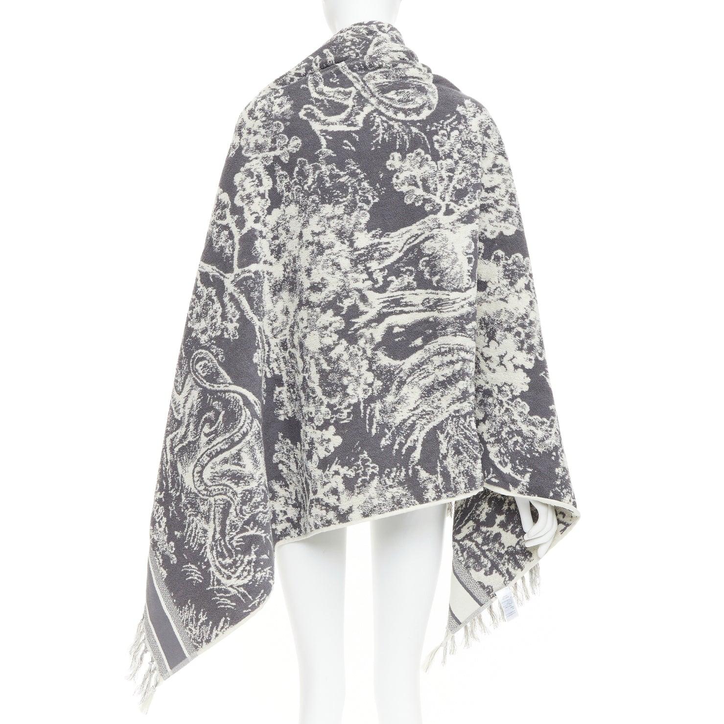 CHRISTIAN DIOR Toile de Jouy gris marfil reverso algodón gran toalla de playa
Referencia: AAWC/A01556
Marca: Dior
Diseñadora: MARIA GRAZIA CHIURI
Colección: Toile de Jouy
Material: Algodón
Color: Crema, Gris
Patrón: Estampado animal
Detalles