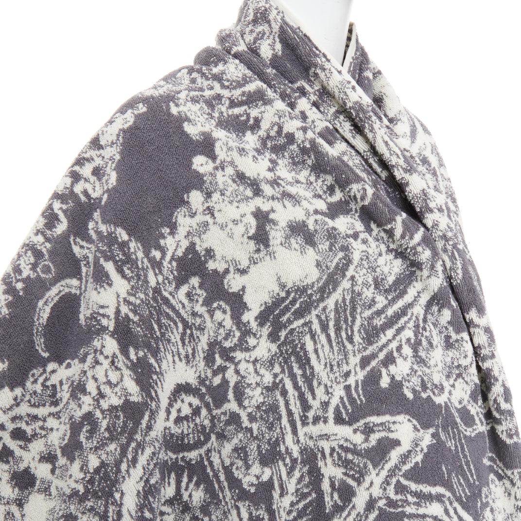 CHRISTIAN DIOR Toile de Jouy gris marfil reverso algodón gran toalla de playa en venta 2