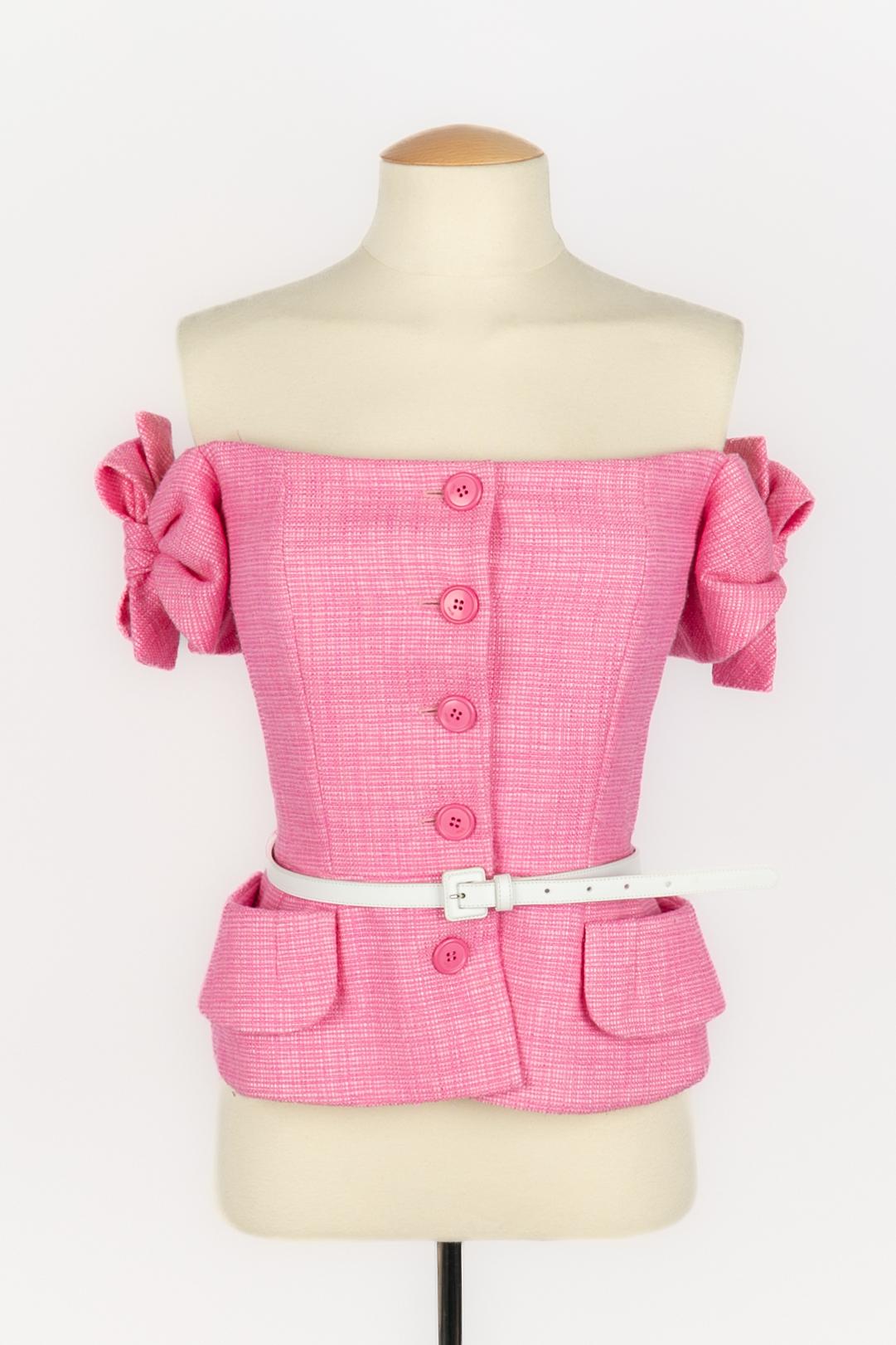 DIOR - (Fabricado en Francia) Top de mezcla de lana rosa, mangas decoradas con lazos. Forro de seda. La parte superior viene con un cinturón blanco de piel de becerro. Talla 38FR indicada, se ajusta a una 36FR. Colección Resort 2011 bajo la