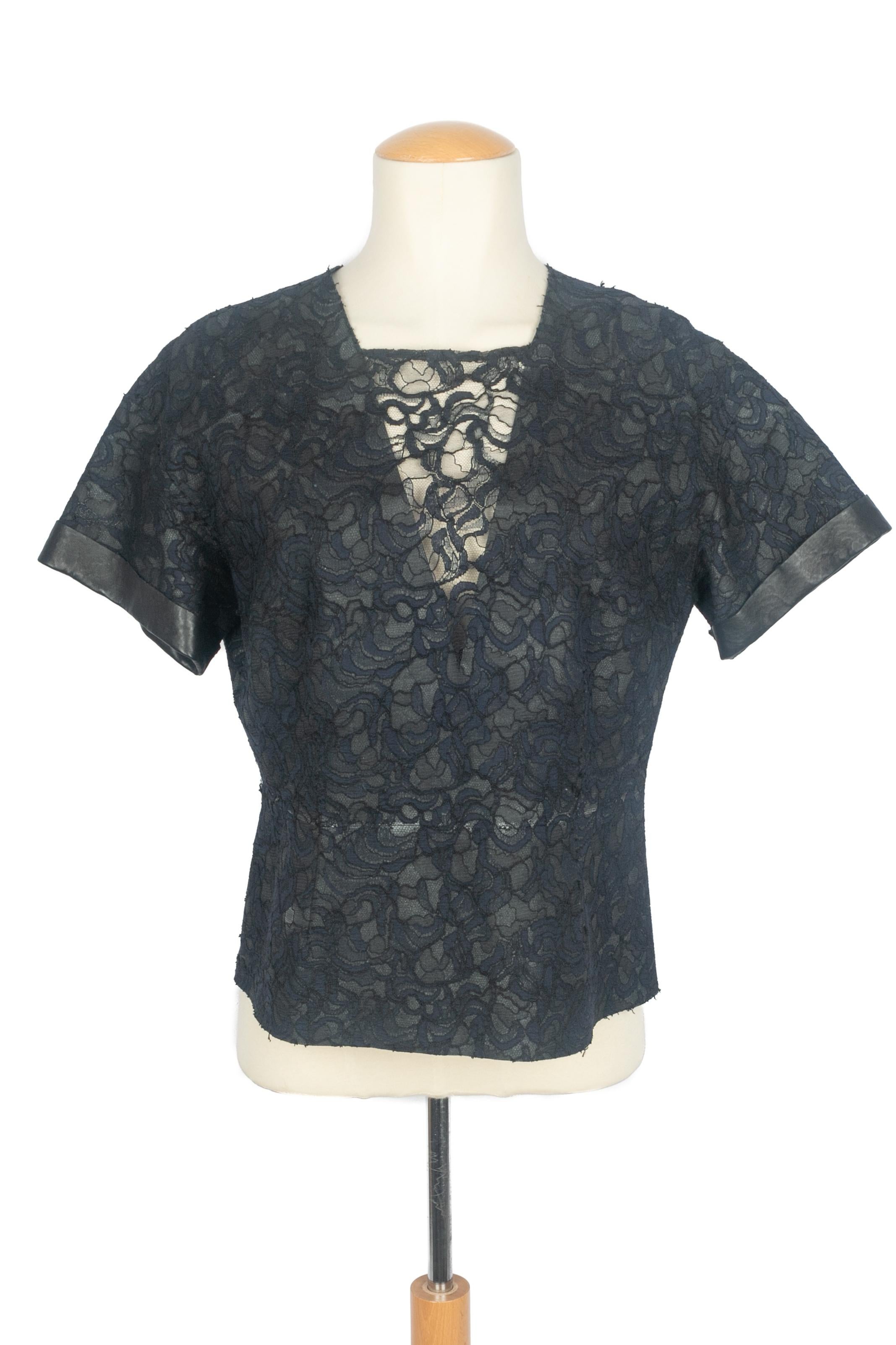 DIOR - (Fabriqué en Italie) Top à manches courtes en cuir d'agneau surmonté de dentelle bleu marine. Taille 42FR indiquée. A Collection circa 2012/2015, sous la direction artistique de Raf Simons.

Condit :
Très bon état.

Dimensions :
Largeur des