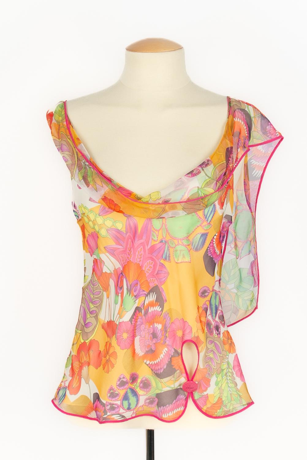 DIOR - (Made in France) Top in seta con motivo multicolore. Indicata la taglia 40FR.

Condizioni:
Ottime condizioni

Dimensioni:
Petto: 46 cm - Lunghezza: 52 cm

SKU:FH225