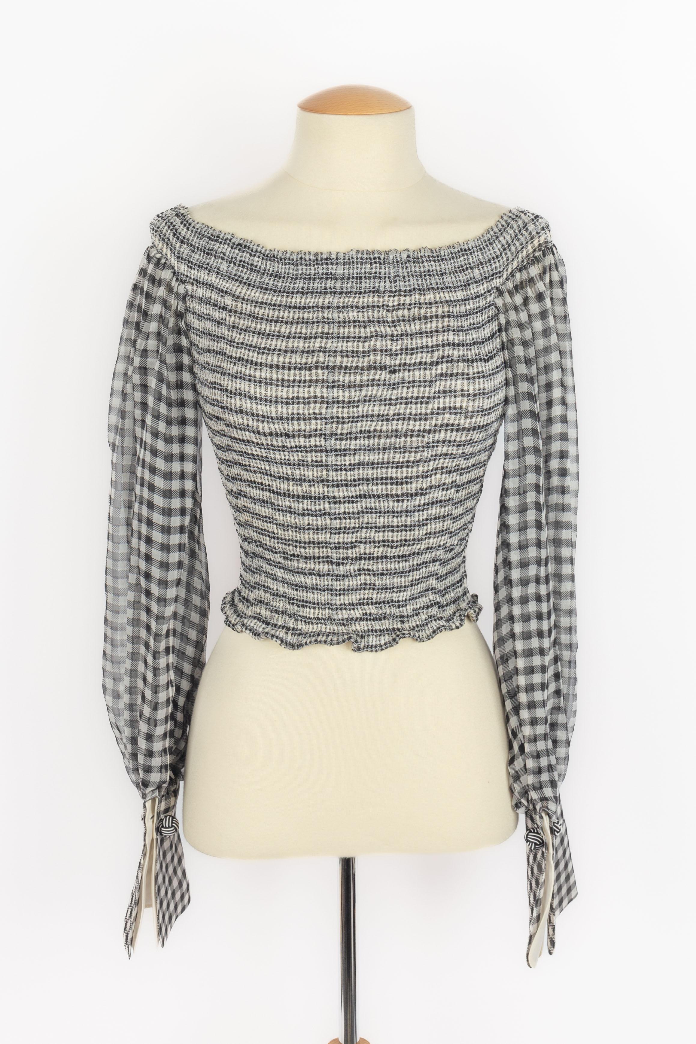 DIOR - Oberteil aus Stretch-Musselin mit Puffärmeln, bedruckt mit einem schwarz-weißen Gingham-Muster. Keine Größenangabe, es passt eine 36FR. Eine Collection'S der 1990er Jahre unter der künstlerischen Leitung von Gianfranco