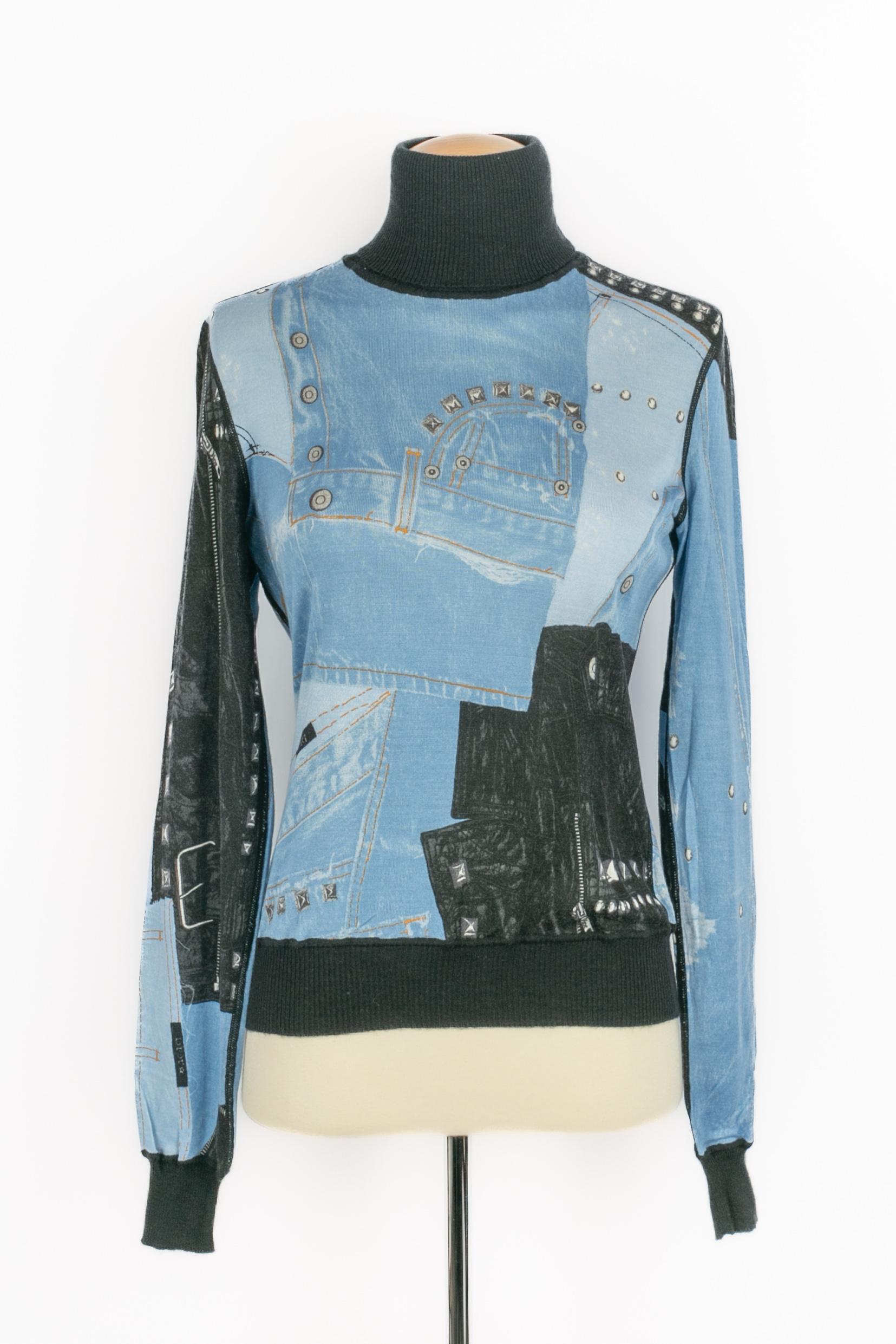 DIOR - Top à manches longues avec imprimé faux denim et col roulé. Aucune taille n'est indiquée, il convient à un 36FR/38FR.

Condit :
Bon état

Dimensions :
Largeur des épaules : 38 cm - Poitrine : 48 cm - Longueur des manches : 66 cm - Longueur :