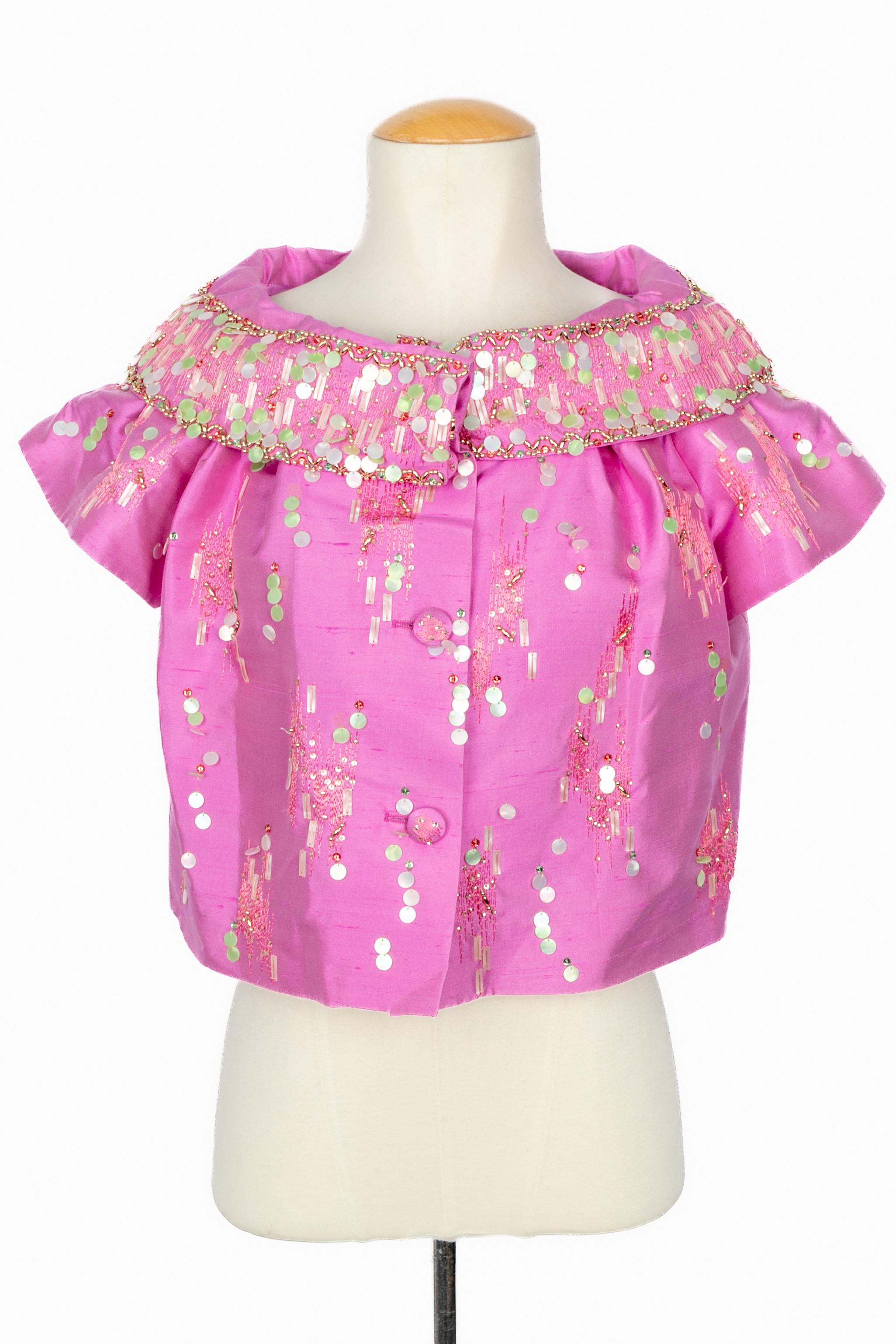 DIOR - (Made in Italy) Top de seda salvaje rosa bordado con perlas doradas, lentejuelas y strass. Talla 38FR indicada. Colección Resort 2008 bajo la dirección artística de John Galliano.

Estado:
Muy buen estado

Dimensiones:
Anchura de los hombros: