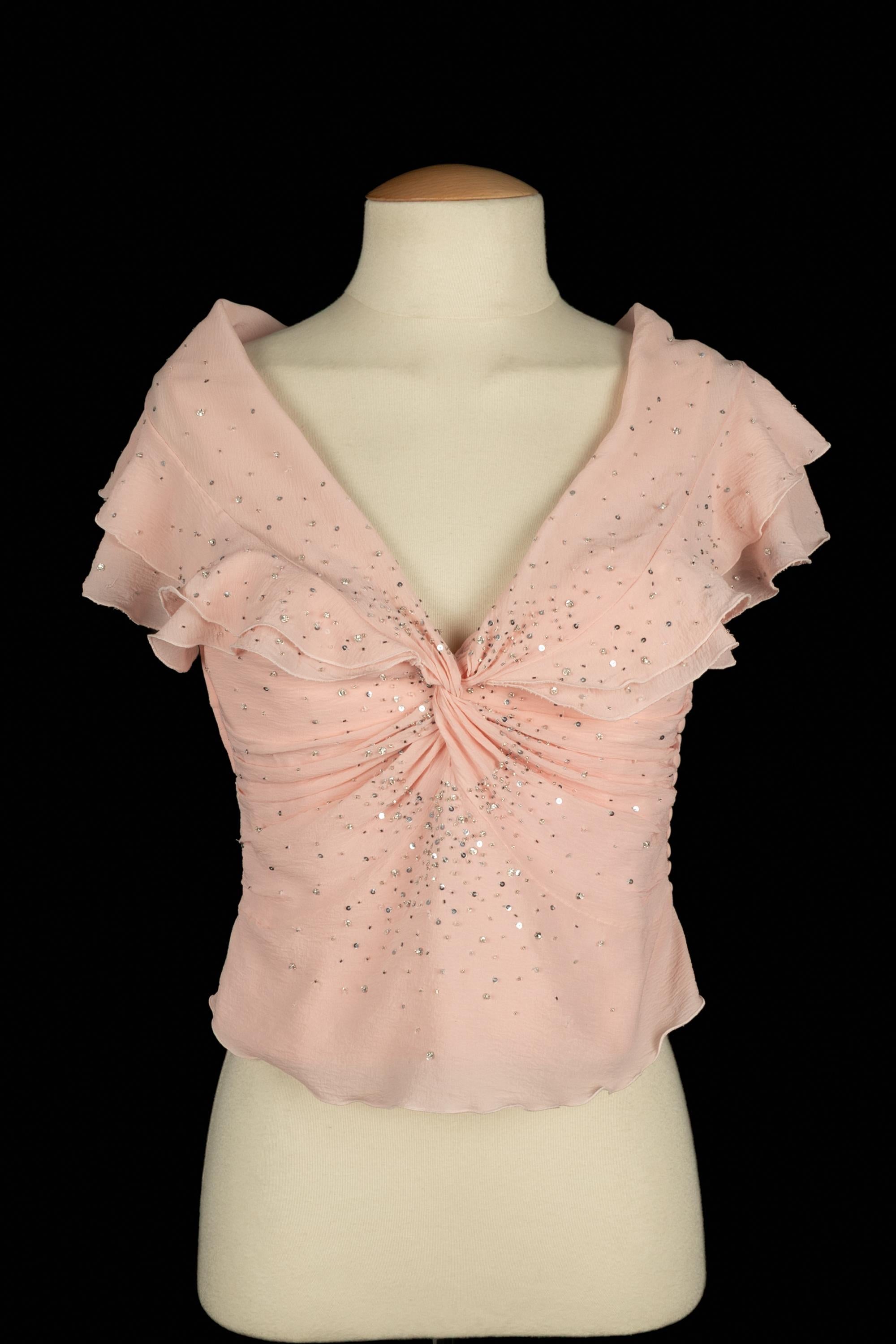 DIOR - Pink muslin bustier top embroidered with silvery sequins and pearls. No size indicated, it fits a 36FR. 2003 Fall-Winter Collection under the artistic direction of John Galliano.

Condition:
Decent condition

Dimensions:
Chest: 41 cm -