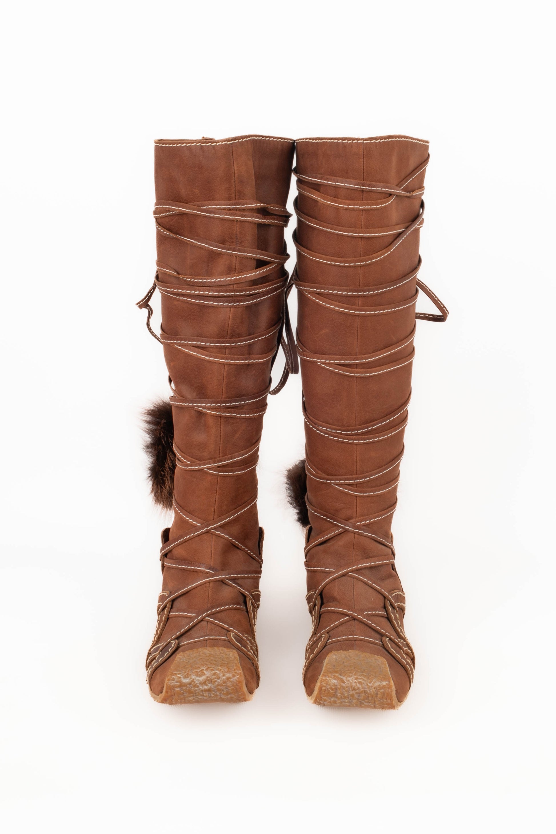 Christian Dior - (Made in Italy) Topstitched brown leather boots. Size 36 indicated. 2002 Fall-Winter Collection, under the direction of John Galliano.

Additional information:
Condition: Good condition
Dimensions: Height: 40 cm
Period: 21st