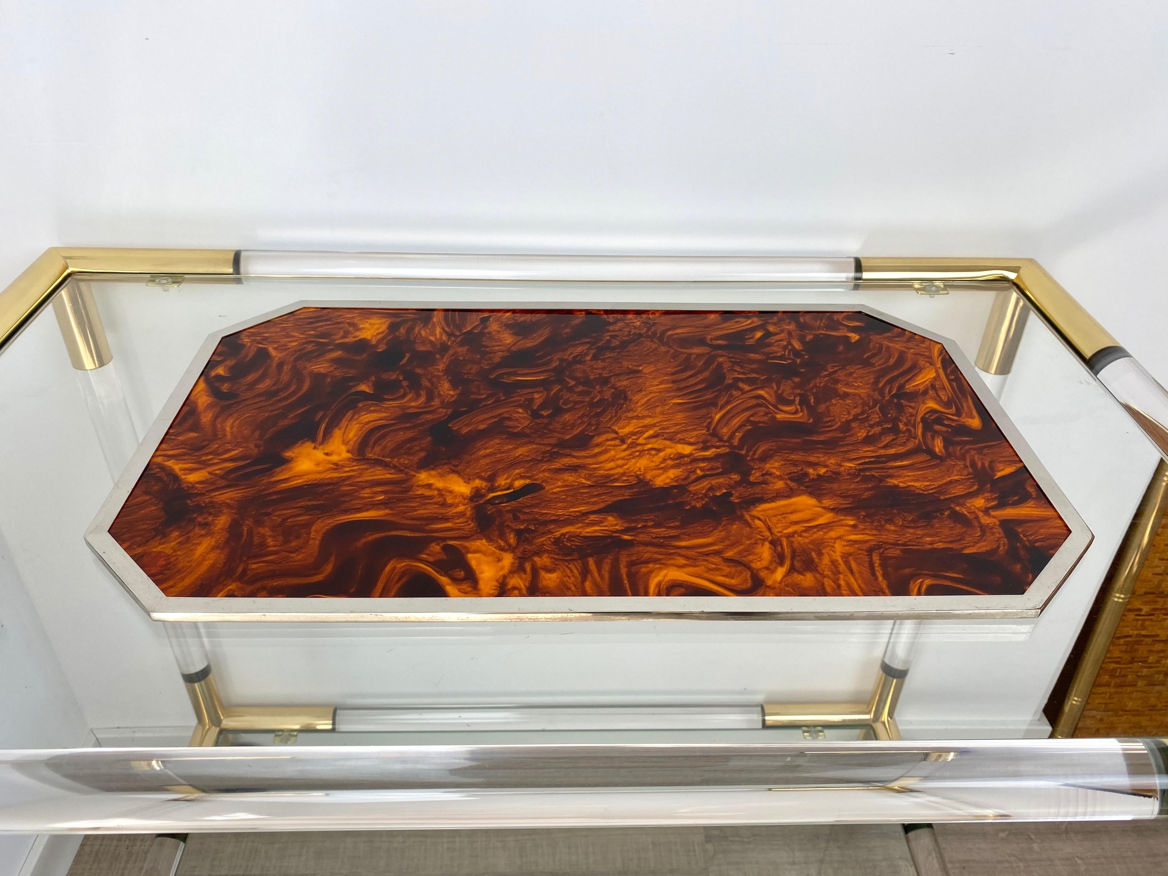 Serving tray in tortoiseshell effect Lucite and squared chrome borders. Italy, Mid-Century Modern piece, circs 1970.