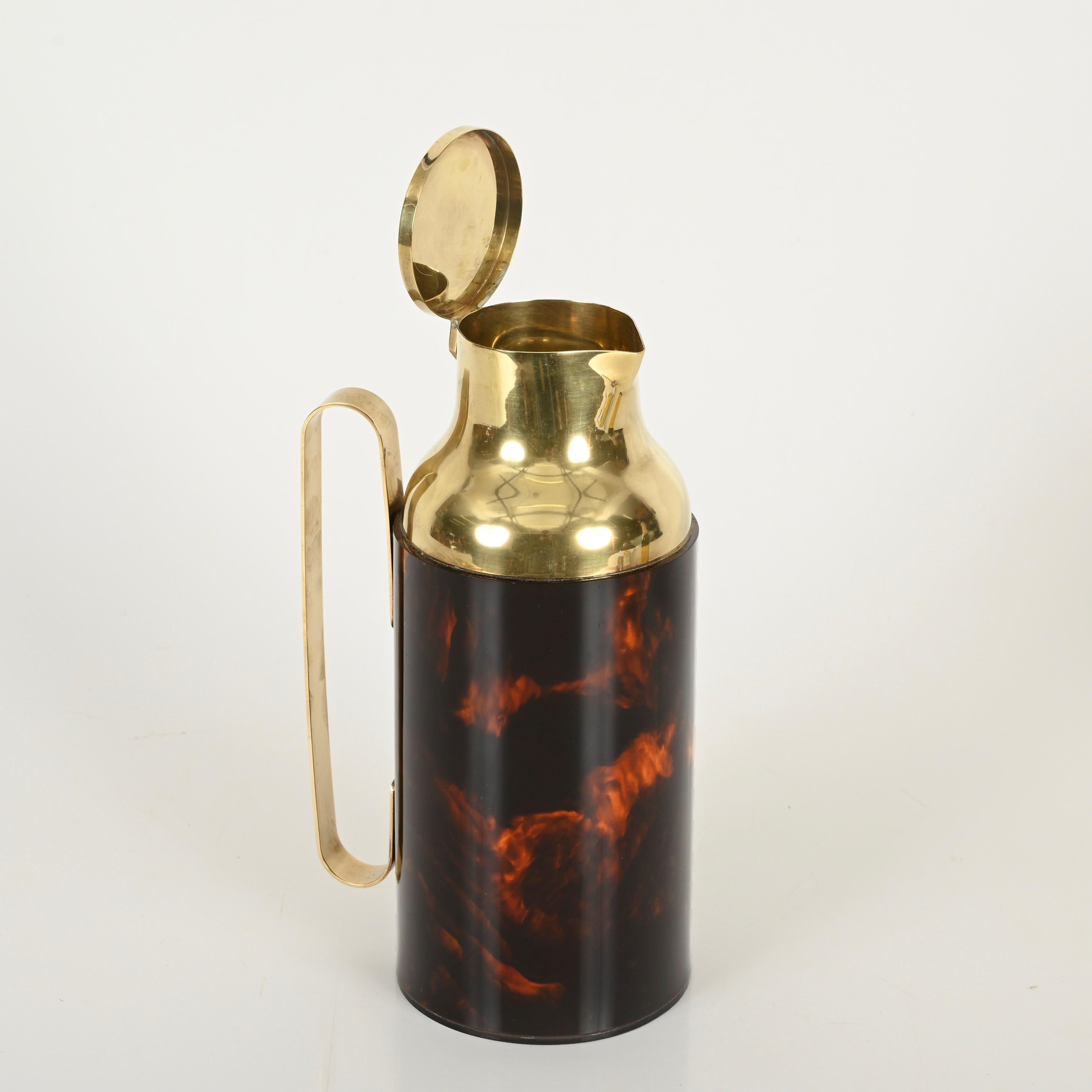 Mid-Century moderno Christian Dior  Caraffa termos in lucite e ottone effetto tartaruga, Italia 1970 in vendita