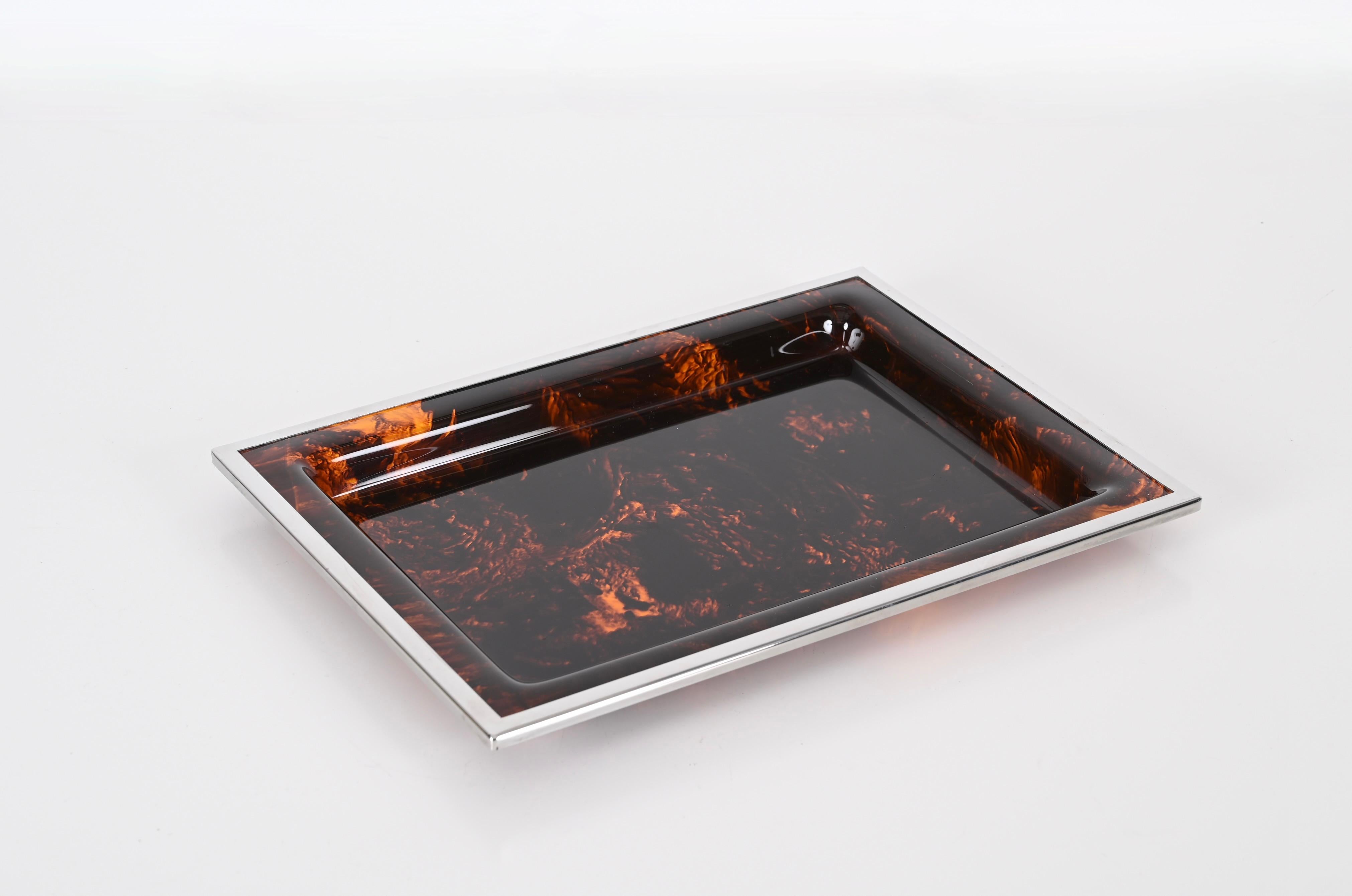 Splendido servizio da tavola della metà del secolo scorso in lucite effetto tartaruga con struttura cromata. Questo splendido pezzo è stato prodotto in Italia negli anni Settanta. Il suo design è attribuito a Willy Rizzo per una produzione di